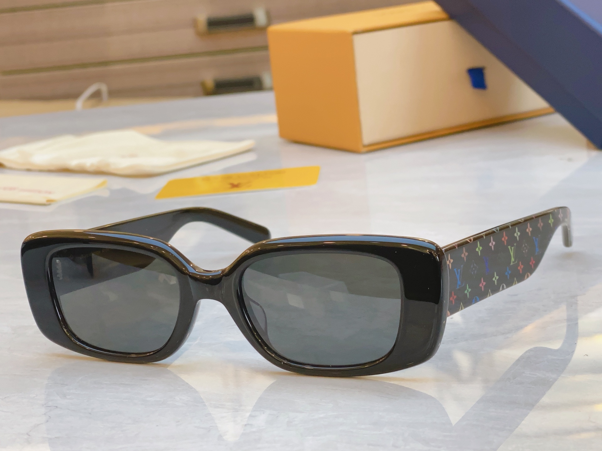 ，【LOUIS VUITTO*】路易*威登新款太阳镜，MODEL：Z2711W，SIZE：53口20-1