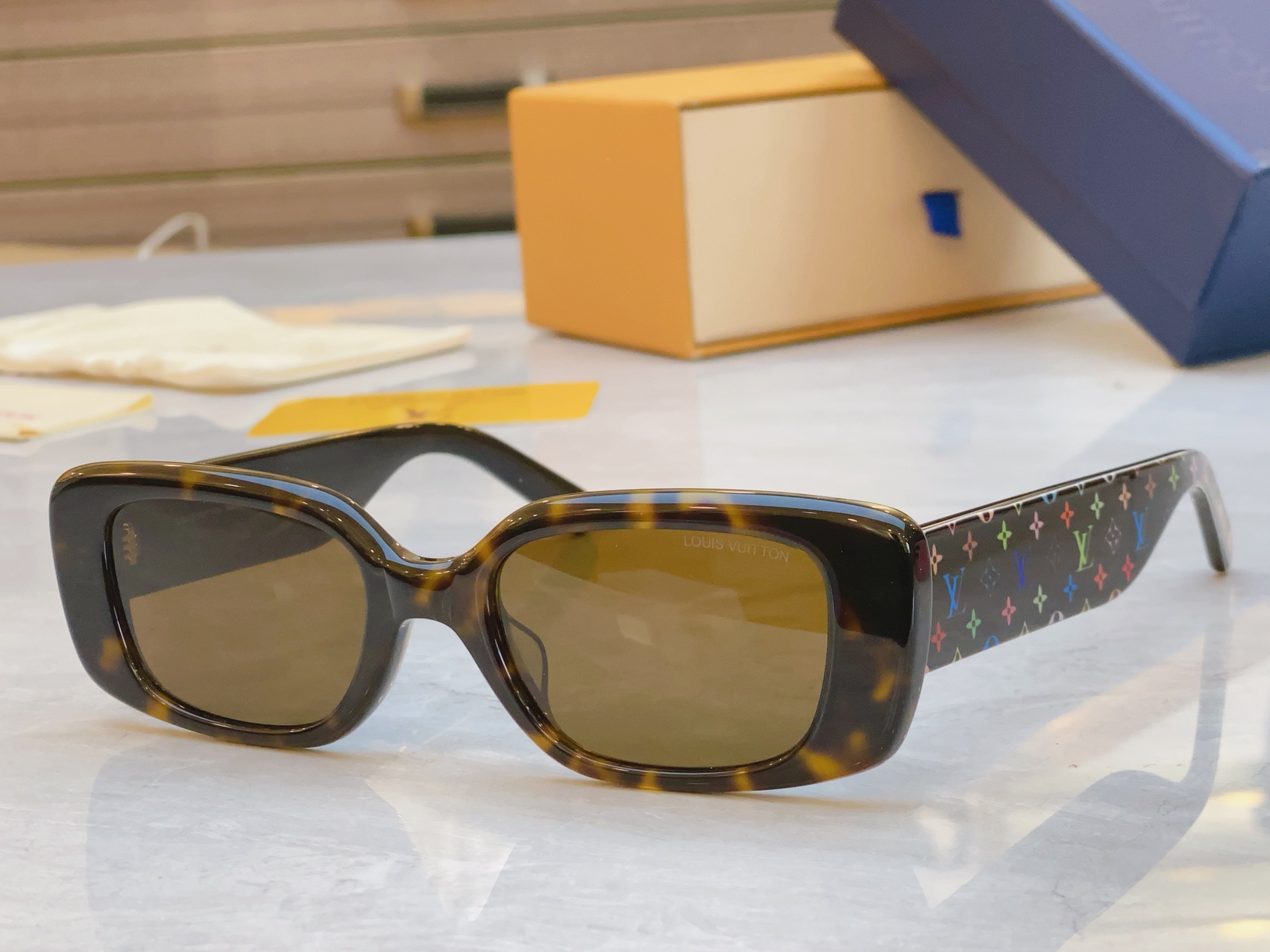 ，【LOUIS VUITTO*】路易*威登新款太阳镜，MODEL：Z2711W，SIZE：53口20-1