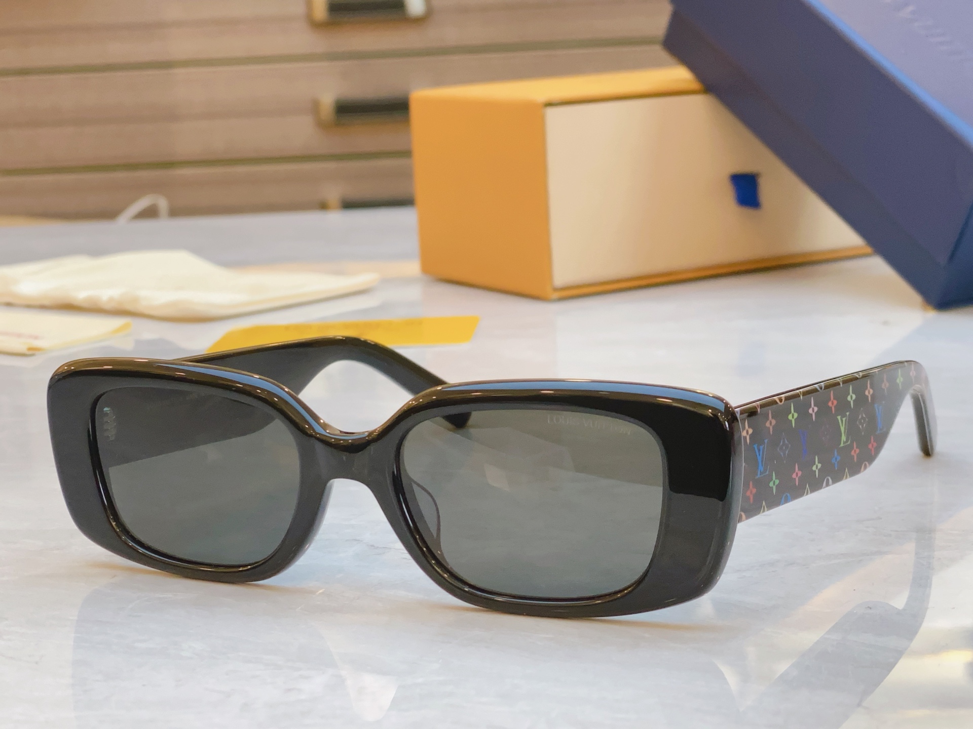 ，【LOUIS VUITTO*】路易*威登新款太阳镜，MODEL：Z2711W，SIZE：53口20-1