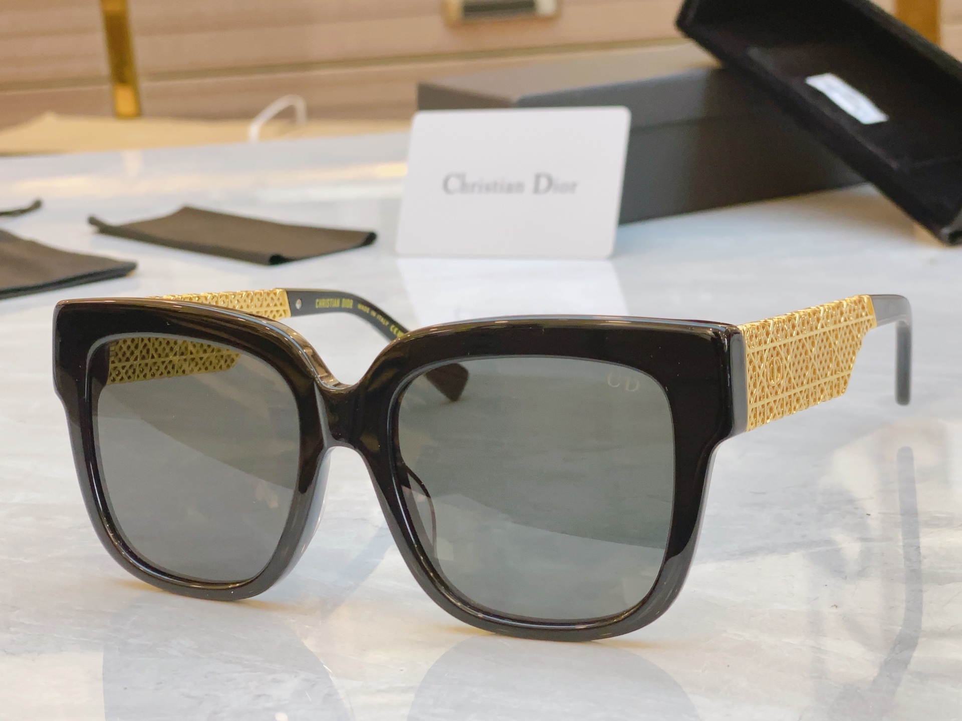 ，【DIO* 】迪*奥新款太阳镜，
MODEL：DioReilleS1F，SIZE：55口19-142