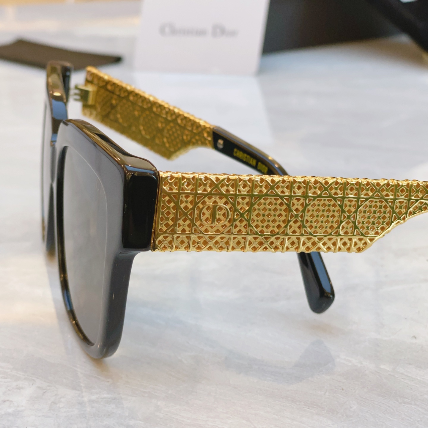 ，【DIO* 】迪*奥新款太阳镜，
MODEL：DioReilleS1F，SIZE：55口19-142