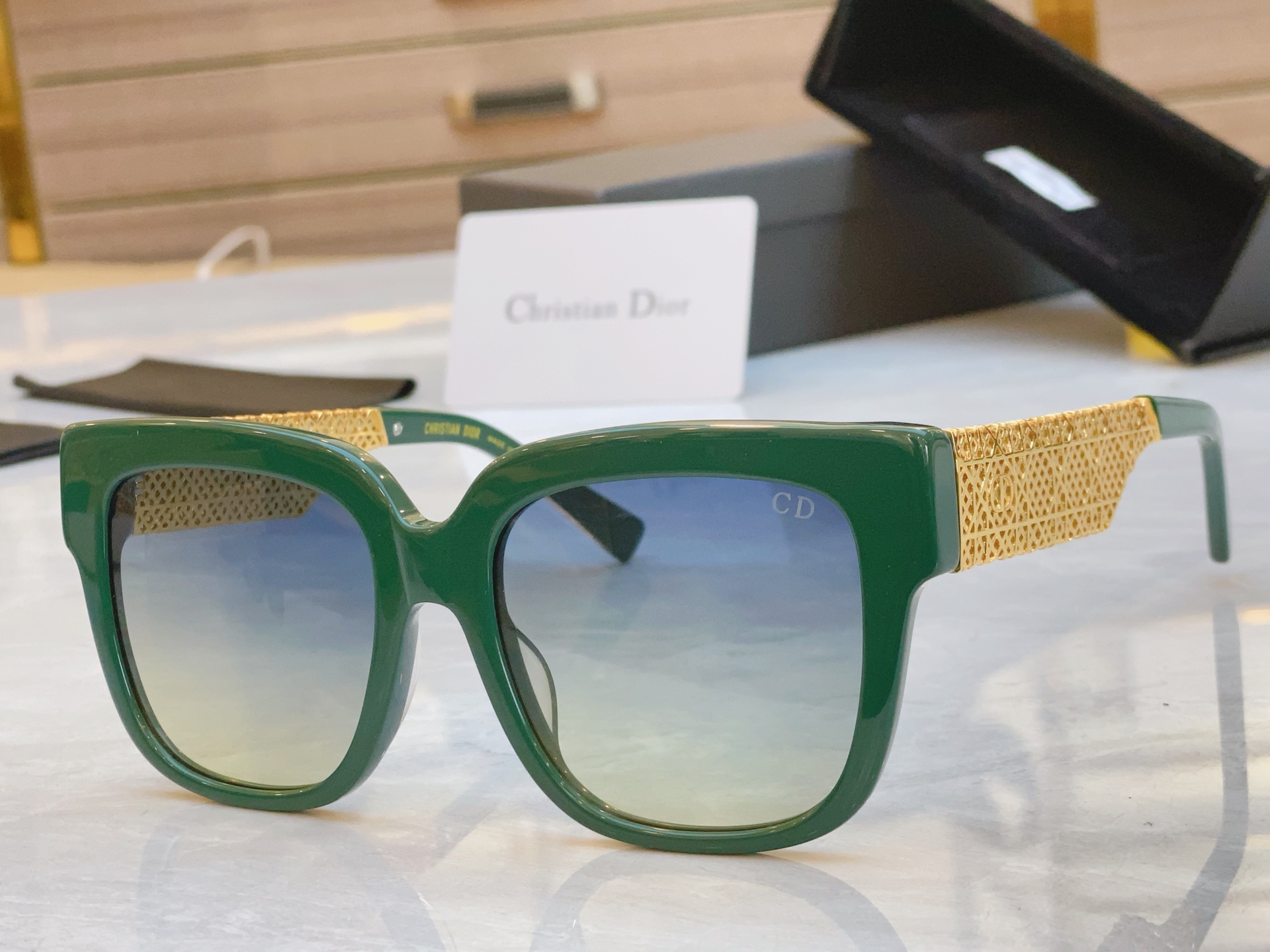 ，【DIO* 】迪*奥新款太阳镜，
MODEL：DioReilleS1F，SIZE：55口19-142