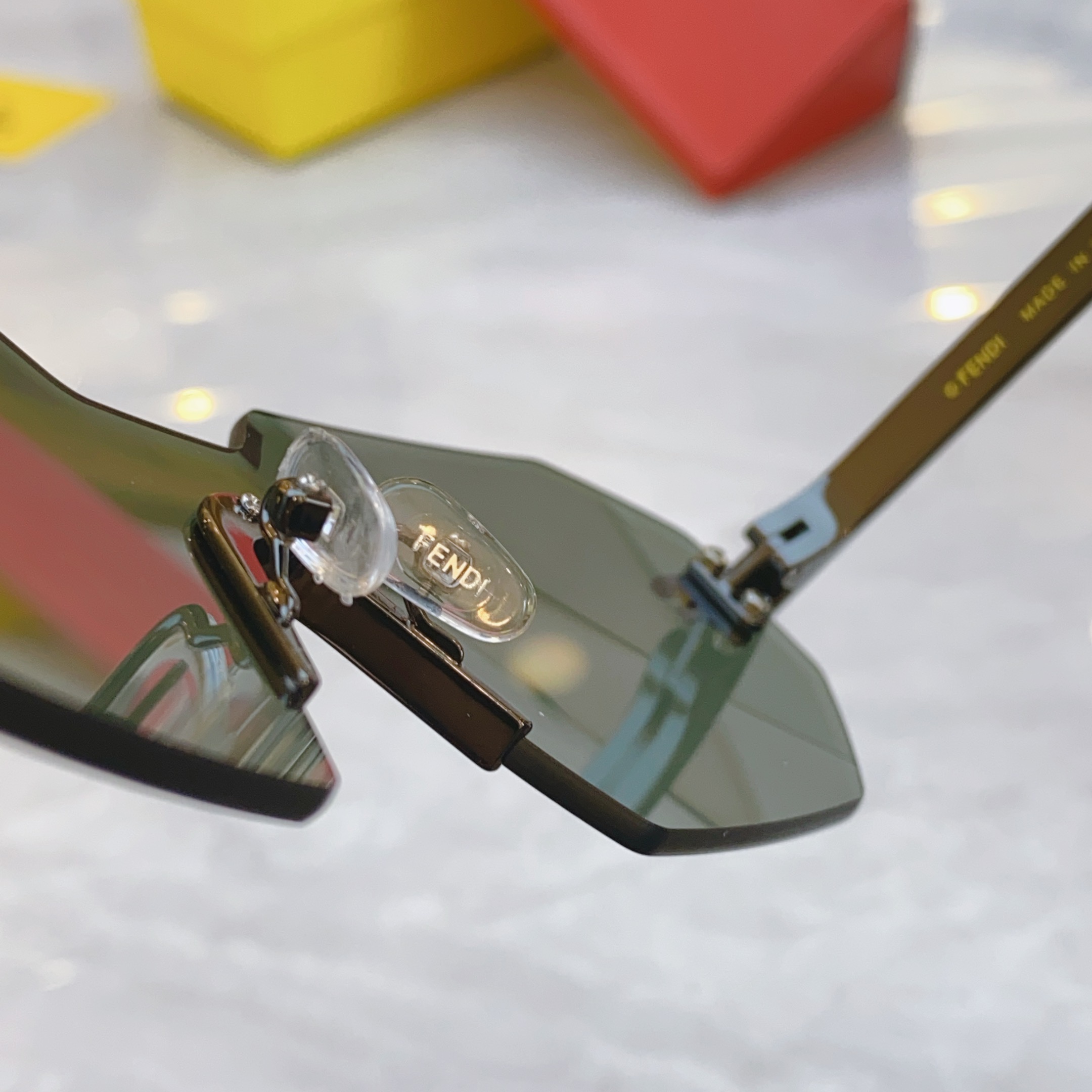 ，【FEN*】芬*迪新款太阳镜🕶️，
MODEL：FE4088，SIZE：145口0-142