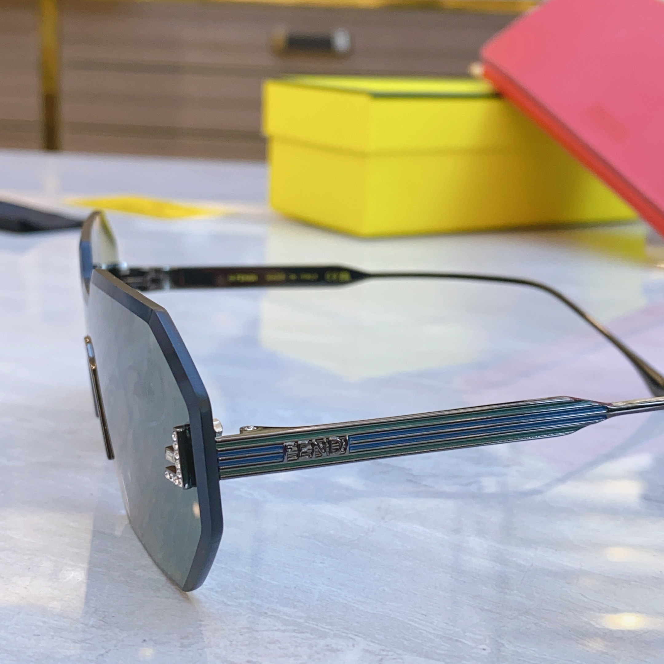 ，【FEN*】芬*迪新款太阳镜🕶️，
MODEL：FE4088，SIZE：145口0-142
