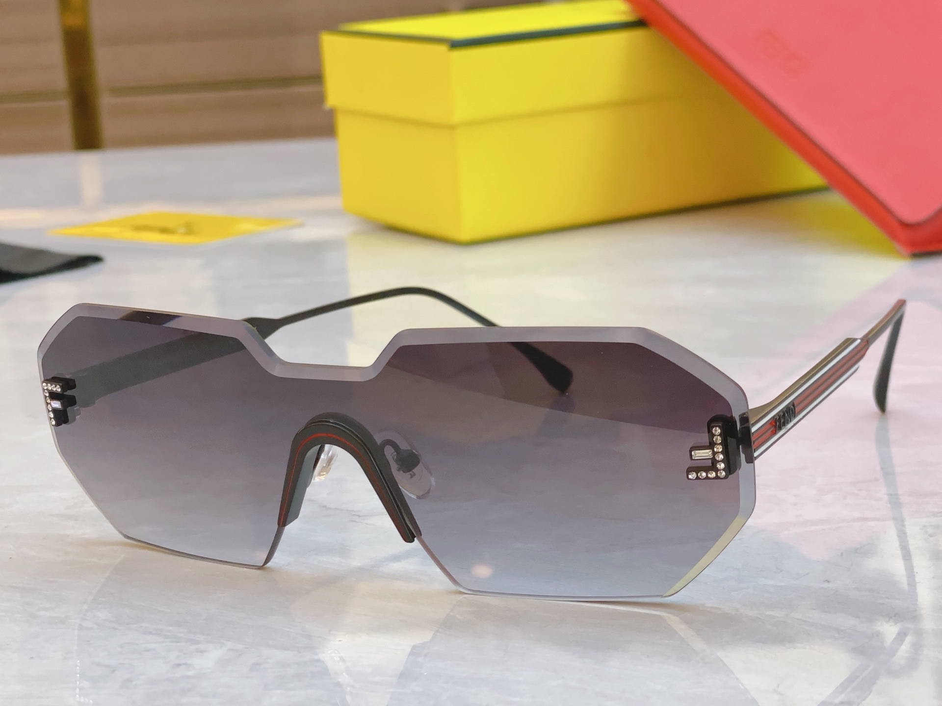 ，【FEN*】芬*迪新款太阳镜🕶️，
MODEL：FE4088，SIZE：145口0-142
