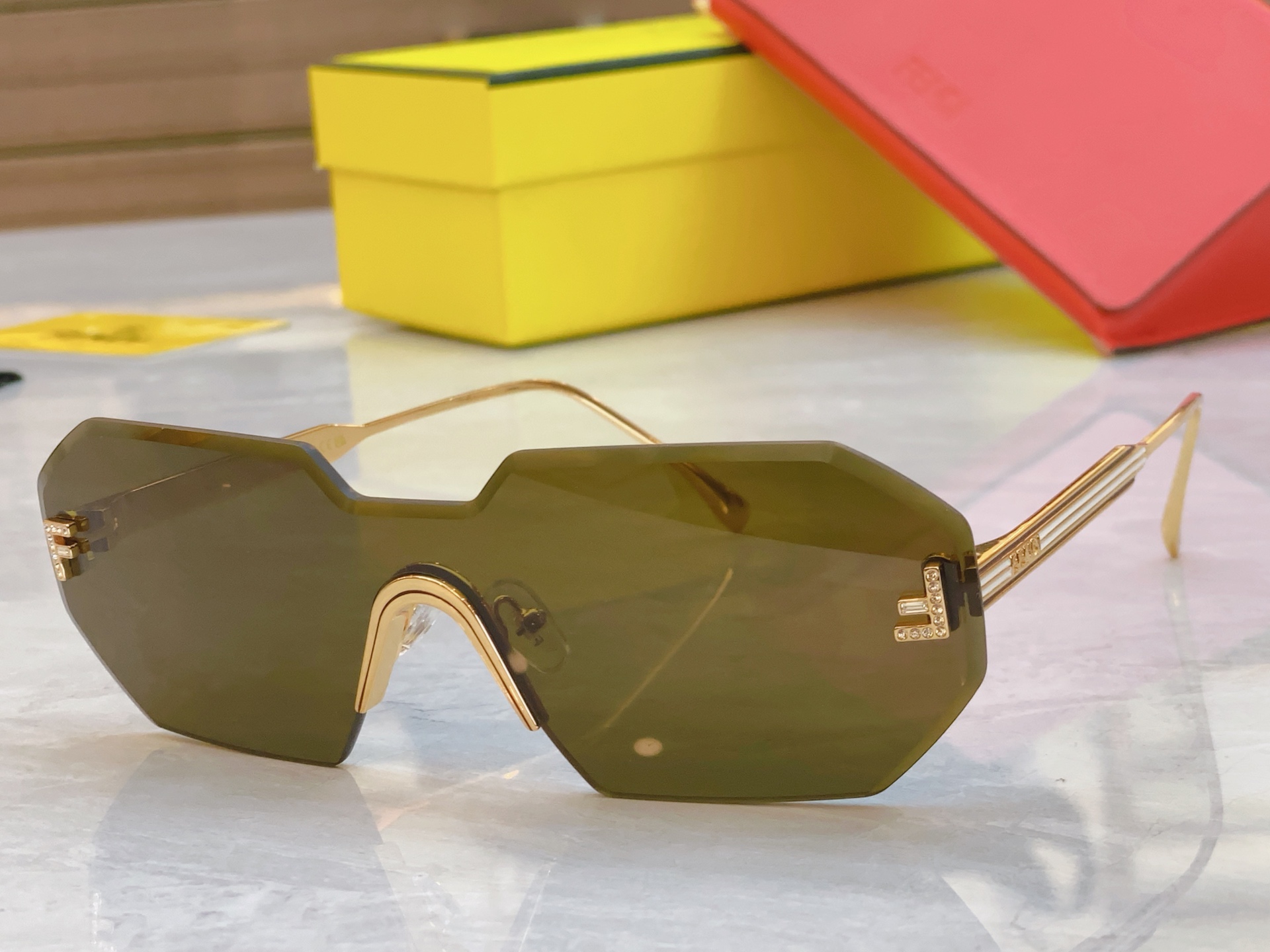 ，【FEN*】芬*迪新款太阳镜🕶️，
MODEL：FE4088，SIZE：145口0-142