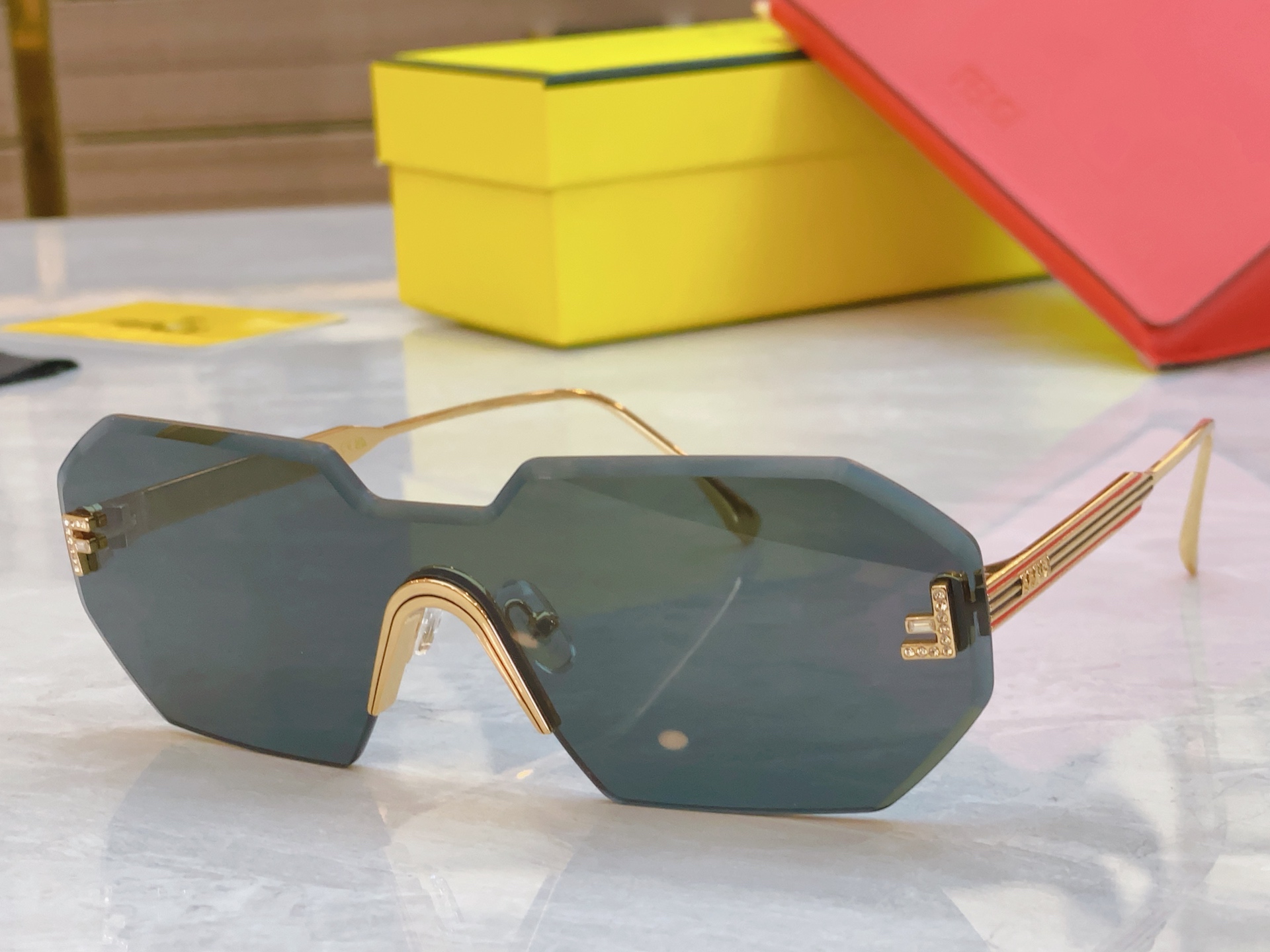 ，【FEN*】芬*迪新款太阳镜🕶️，
MODEL：FE4088，SIZE：145口0-142