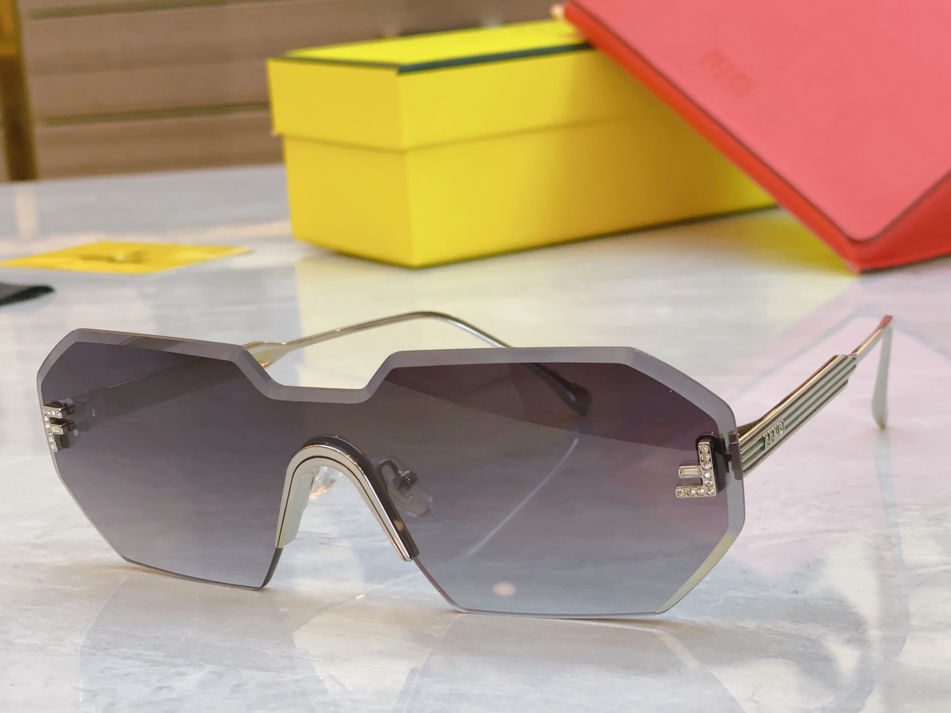 ，【FEN*】芬*迪新款太阳镜🕶️，
MODEL：FE4088，SIZE：145口0-142