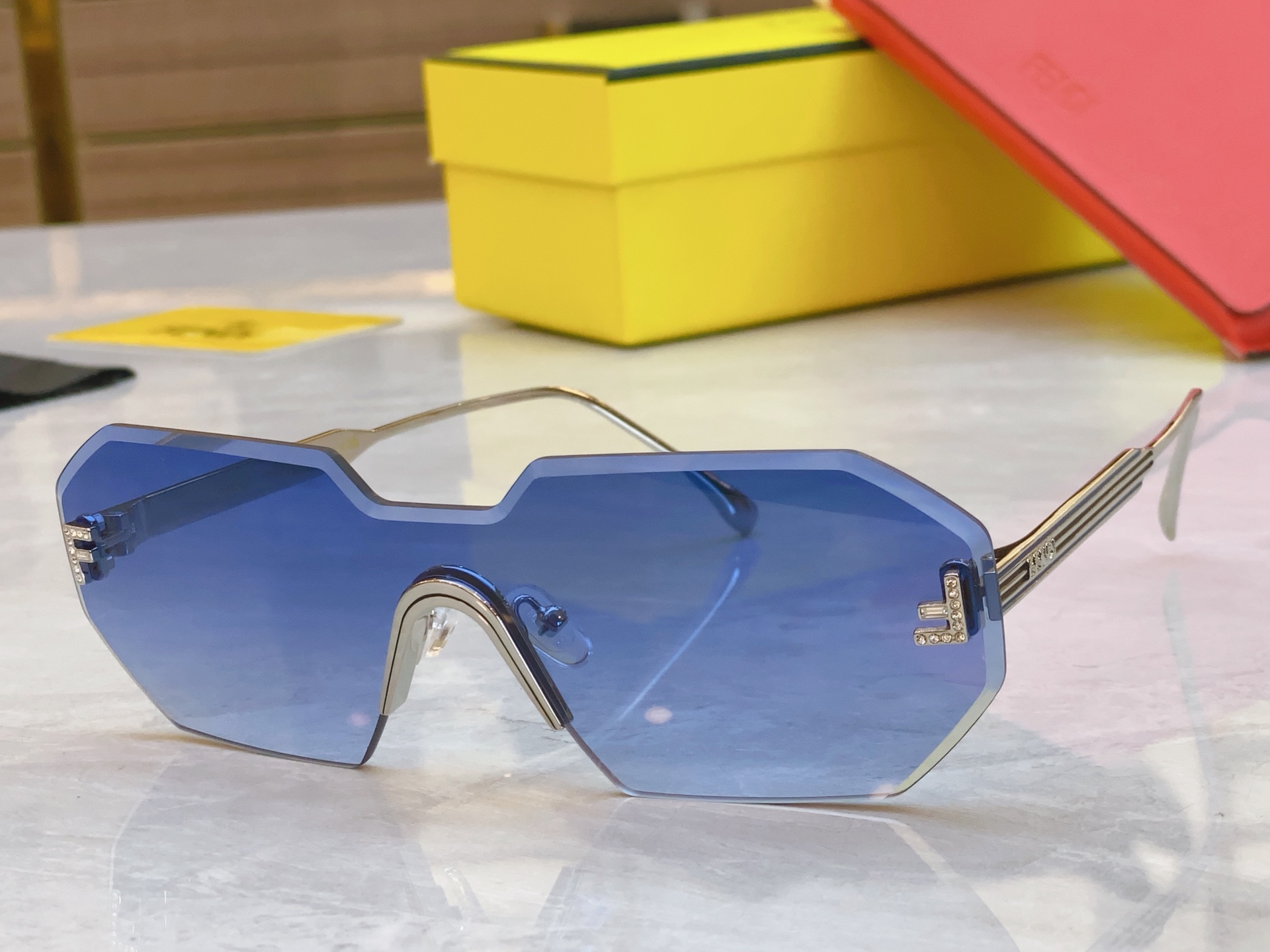 ，【FEN*】芬*迪新款太阳镜🕶️，
MODEL：FE4088，SIZE：145口0-142