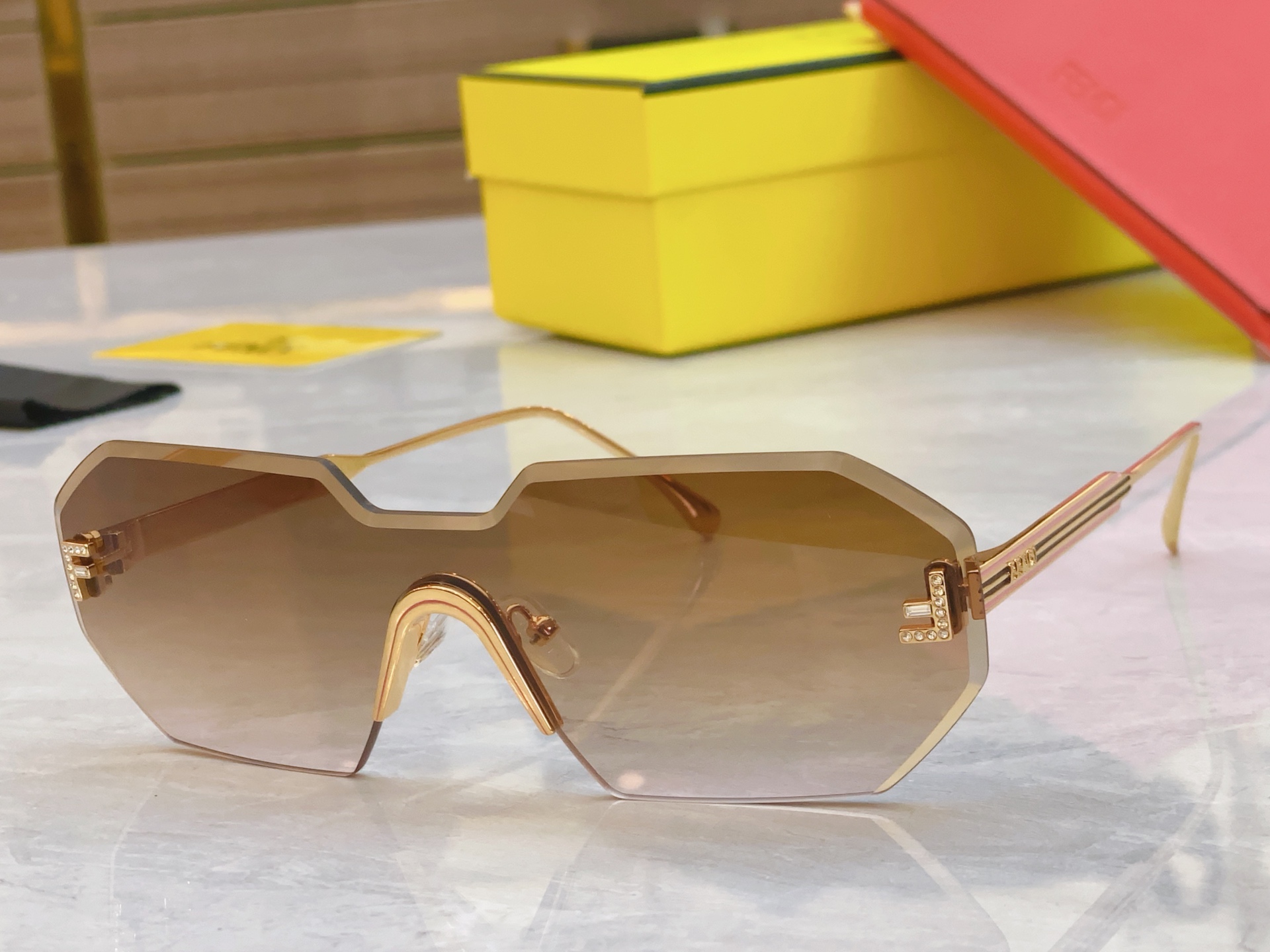 ，【FEN*】芬*迪新款太阳镜🕶️，
MODEL：FE4088，SIZE：145口0-142