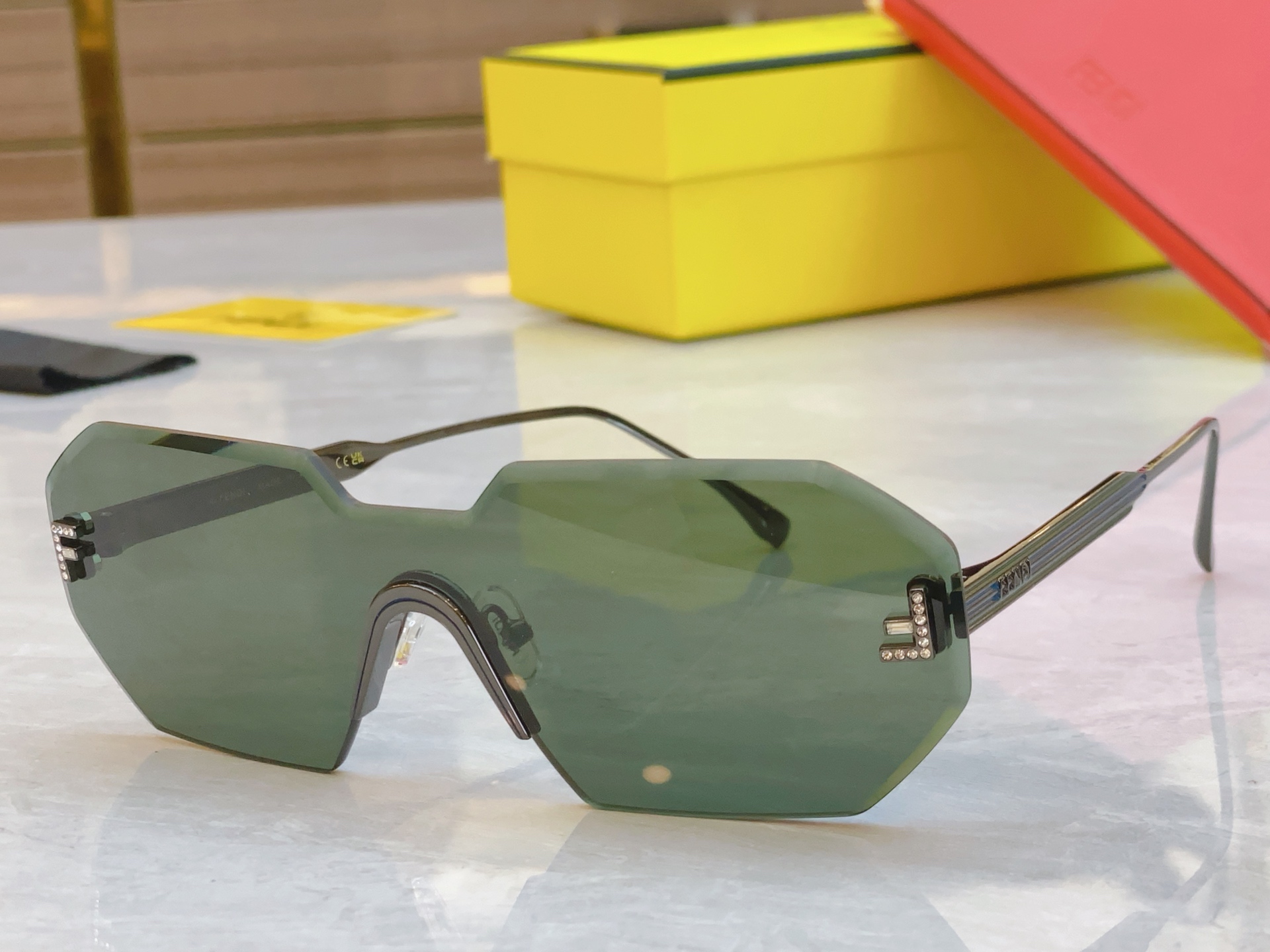 ，【FEN*】芬*迪新款太阳镜🕶️，
MODEL：FE4088，SIZE：145口0-142