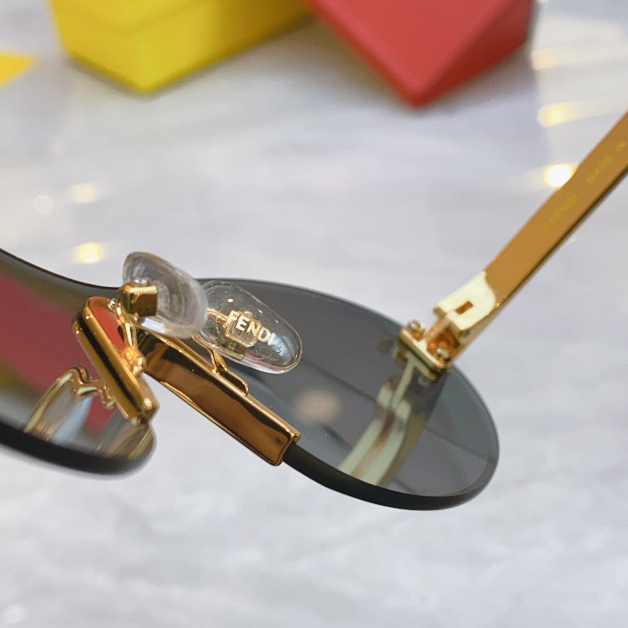 ，【FEN*】芬*迪新款太阳镜🕶️，
MODEL：FE4089，SIZE：146口0-142