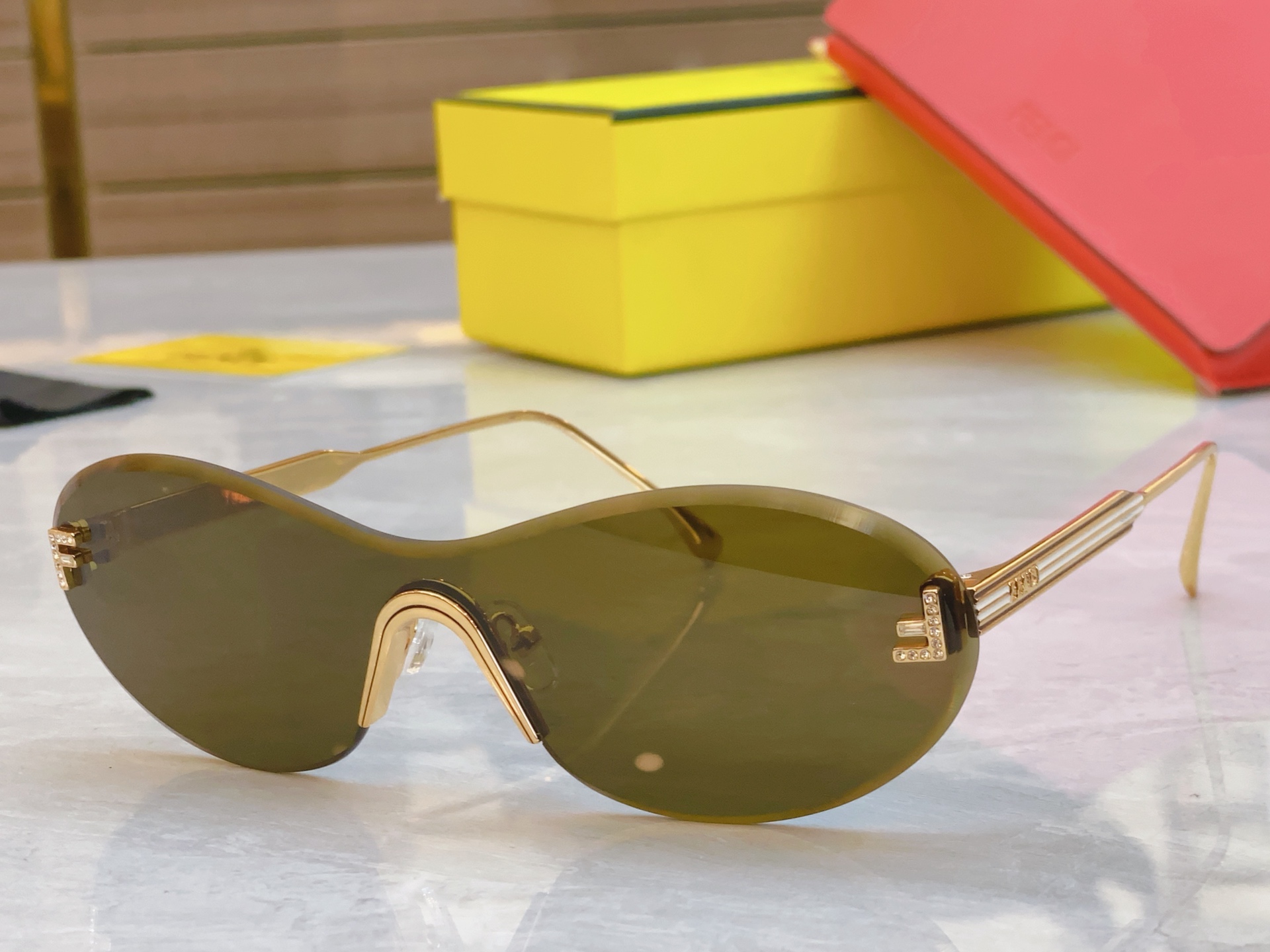 ，【FEN*】芬*迪新款太阳镜🕶️，
MODEL：FE4089，SIZE：146口0-142
