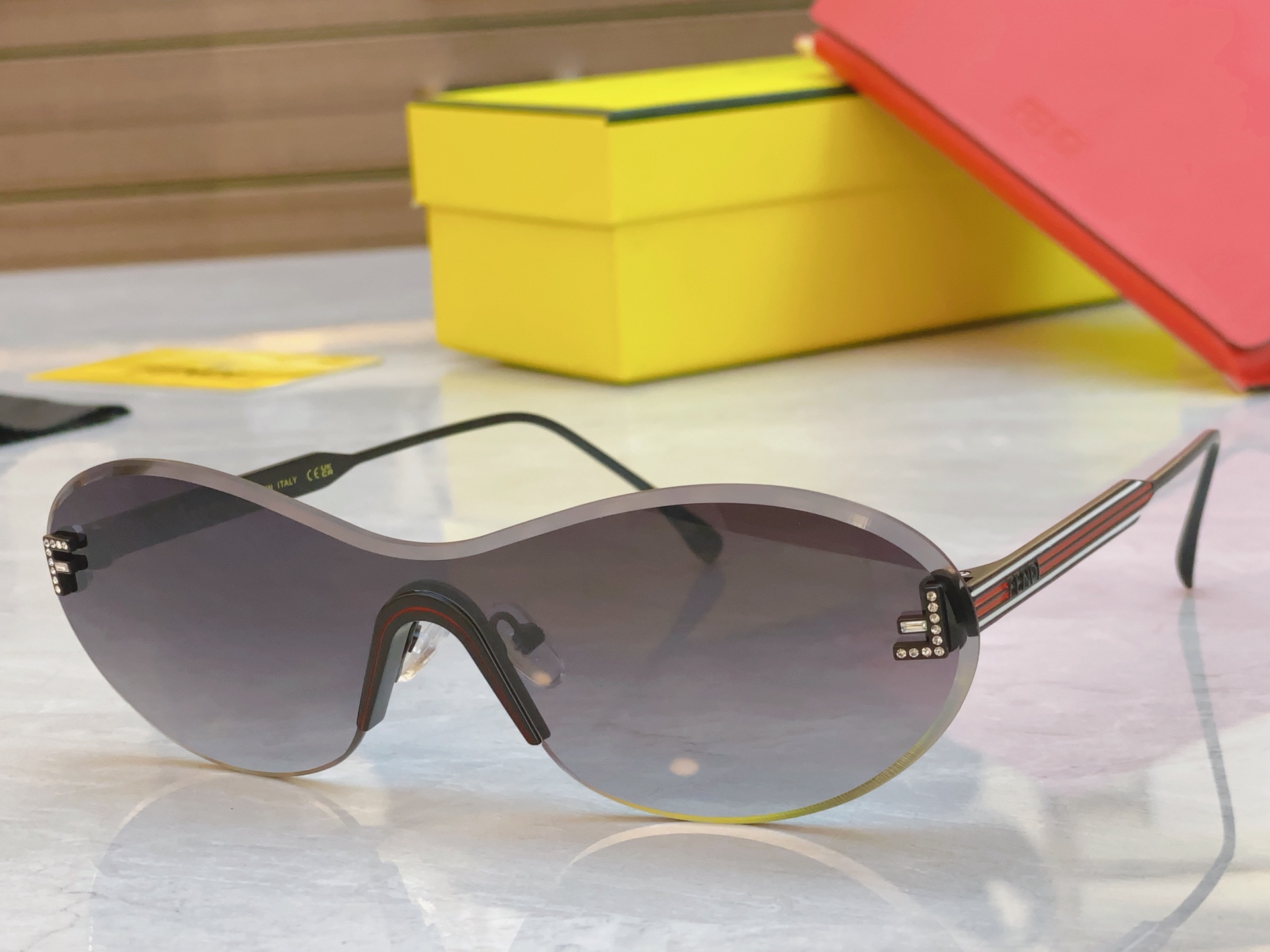 ，【FEN*】芬*迪新款太阳镜🕶️，
MODEL：FE4089，SIZE：146口0-142
