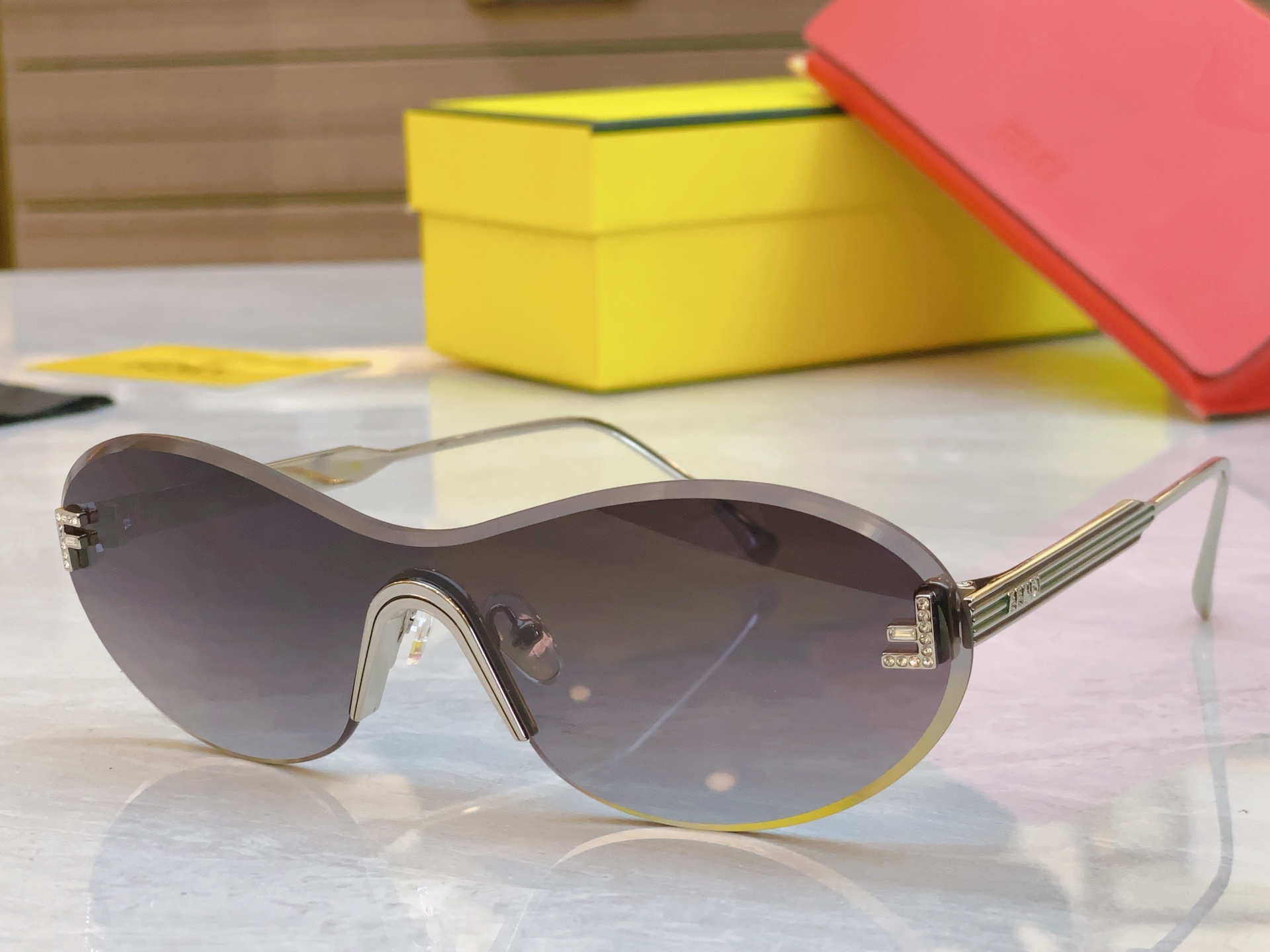 ，【FEN*】芬*迪新款太阳镜🕶️，
MODEL：FE4089，SIZE：146口0-142
