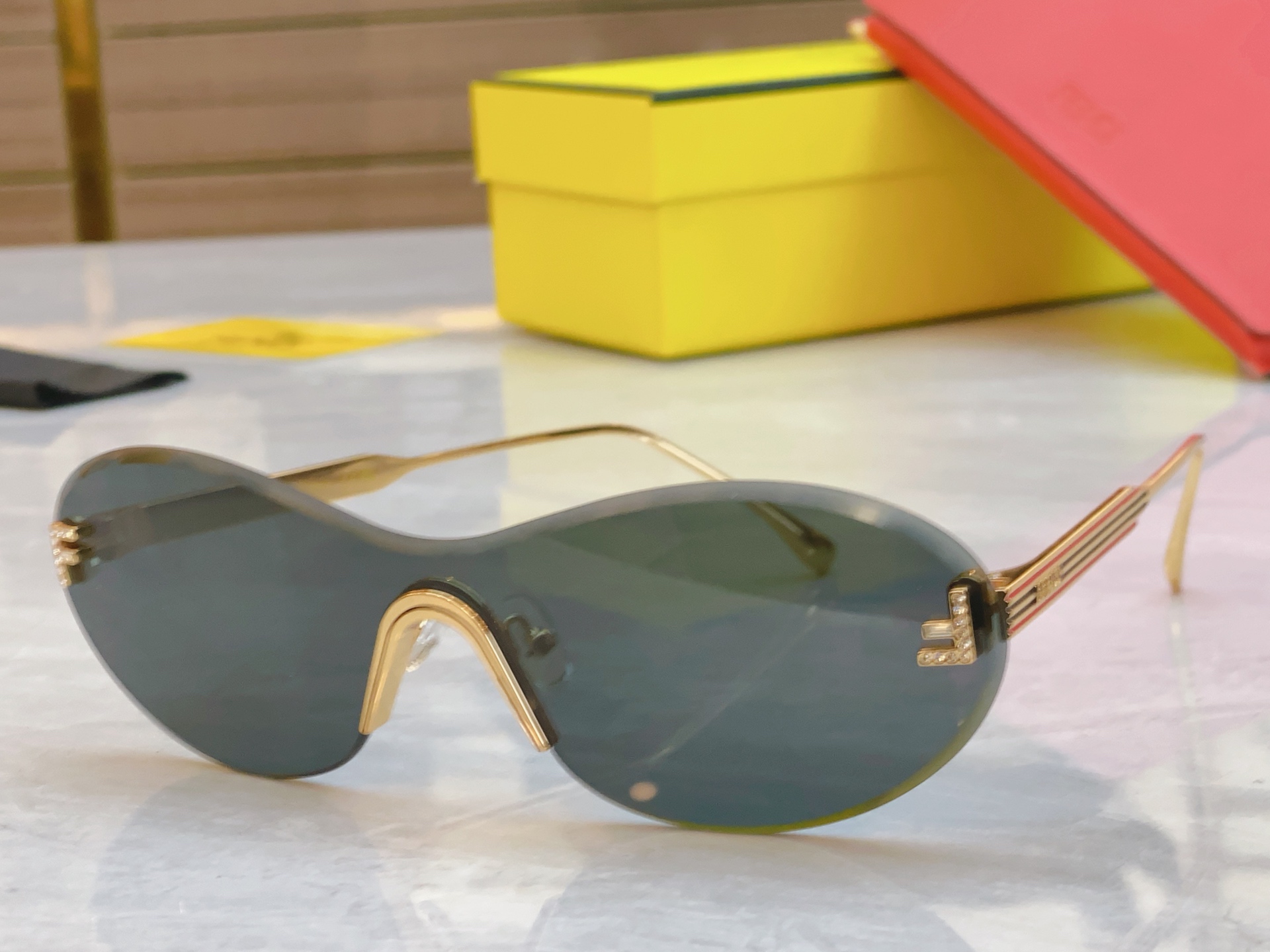 ，【FEN*】芬*迪新款太阳镜🕶️，
MODEL：FE4089，SIZE：146口0-142