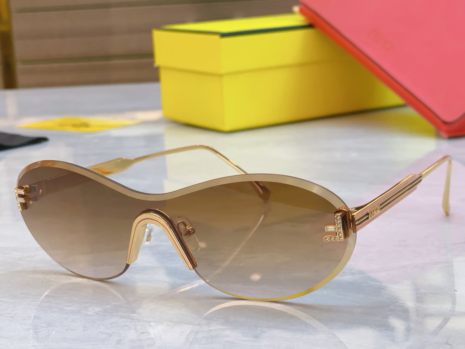 ，【FEN*】芬*迪新款太阳镜🕶️，
MODEL：FE4089，SIZE：146口0-142