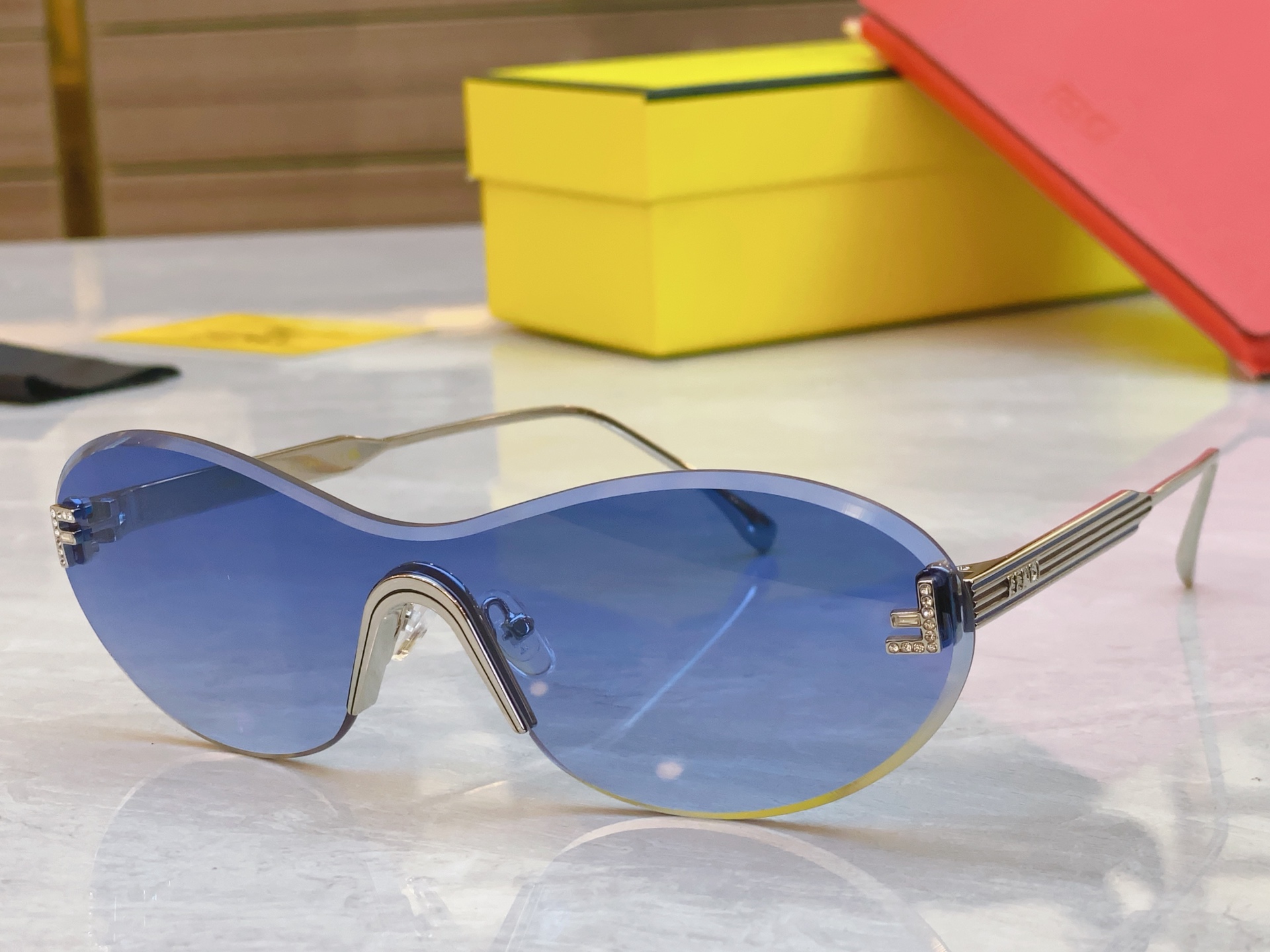 ，【FEN*】芬*迪新款太阳镜🕶️，
MODEL：FE4089，SIZE：146口0-142