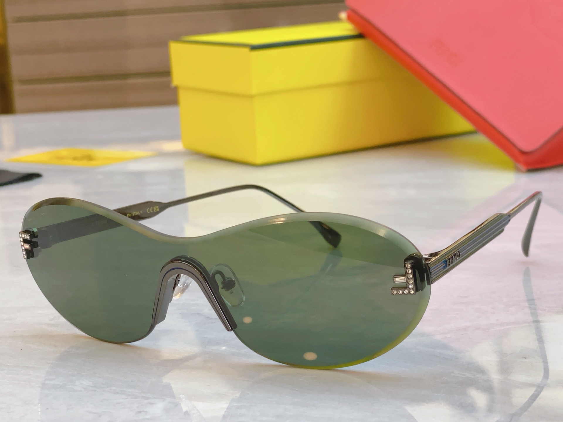 ，【FEN*】芬*迪新款太阳镜🕶️，
MODEL：FE4089，SIZE：146口0-142