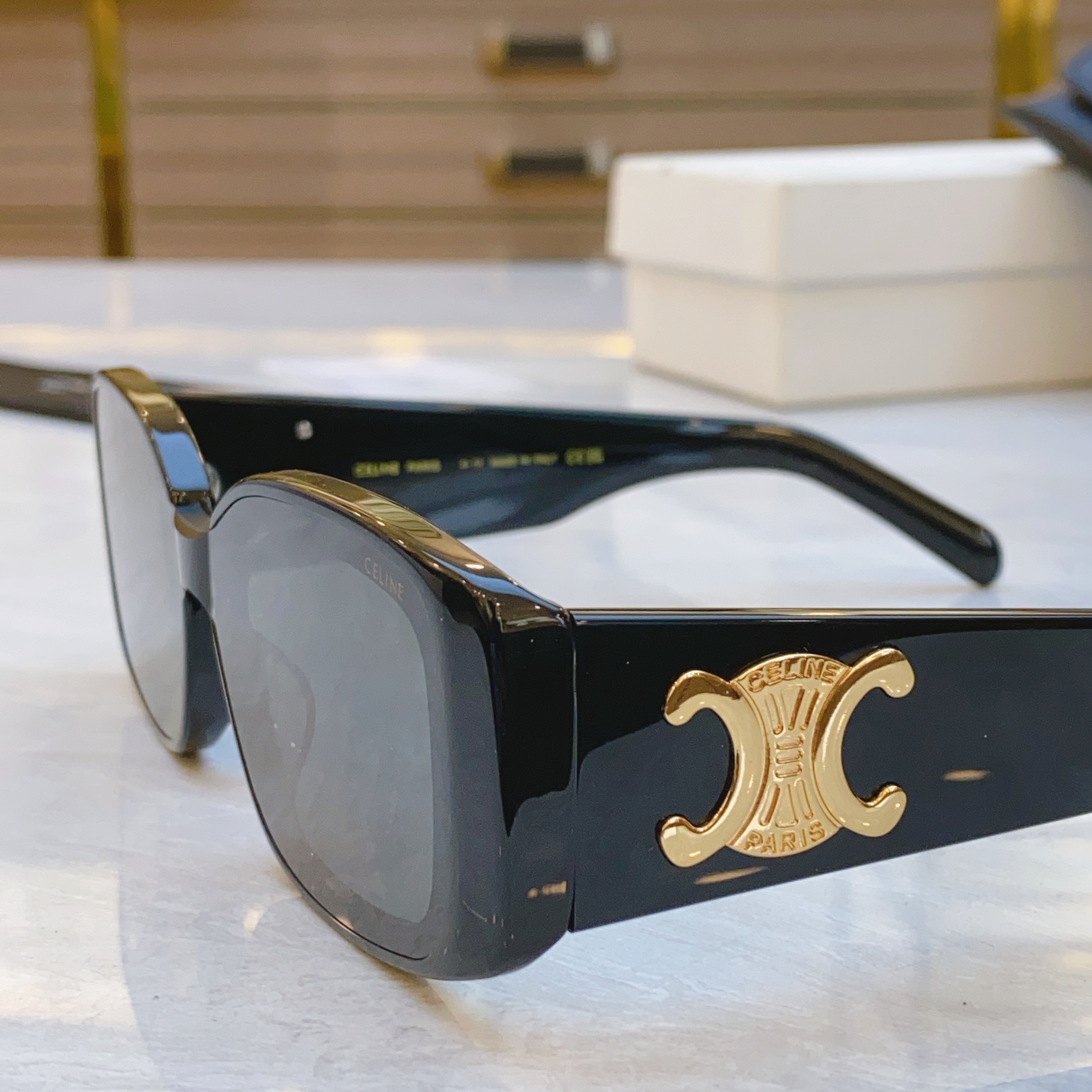 ，【CELIN*】赛*琳新款太阳镜， MODELCL42129U ，SIZE 52口20-145