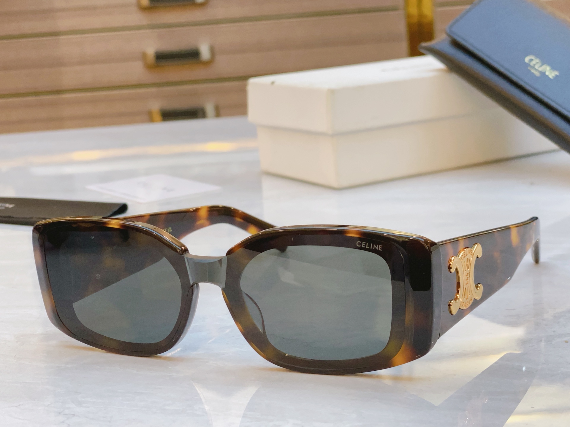 ，【CELIN*】赛*琳新款太阳镜， MODELCL42129U ，SIZE 52口20-145
