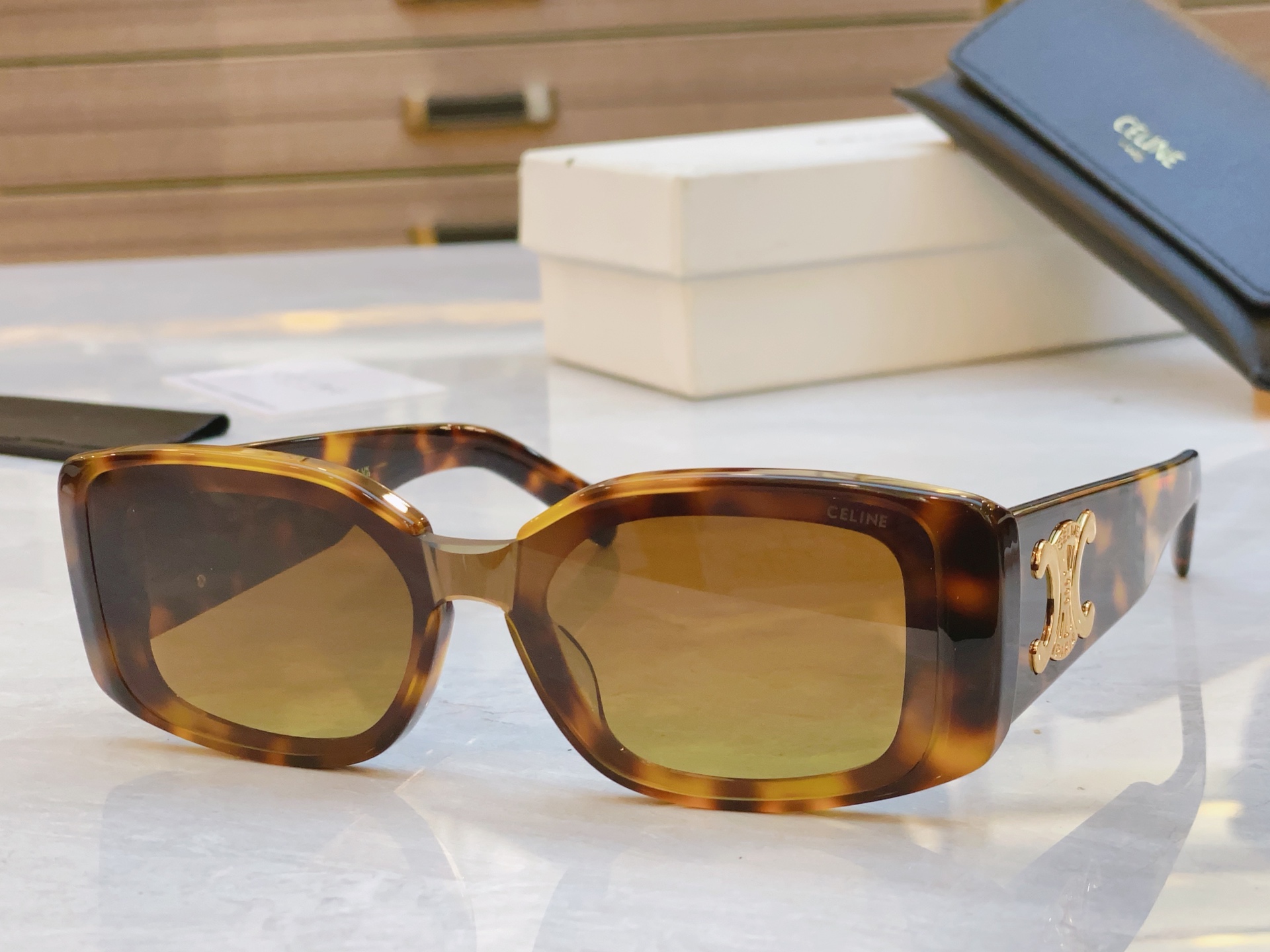 ，【CELIN*】赛*琳新款太阳镜， MODELCL42129U ，SIZE 52口20-145