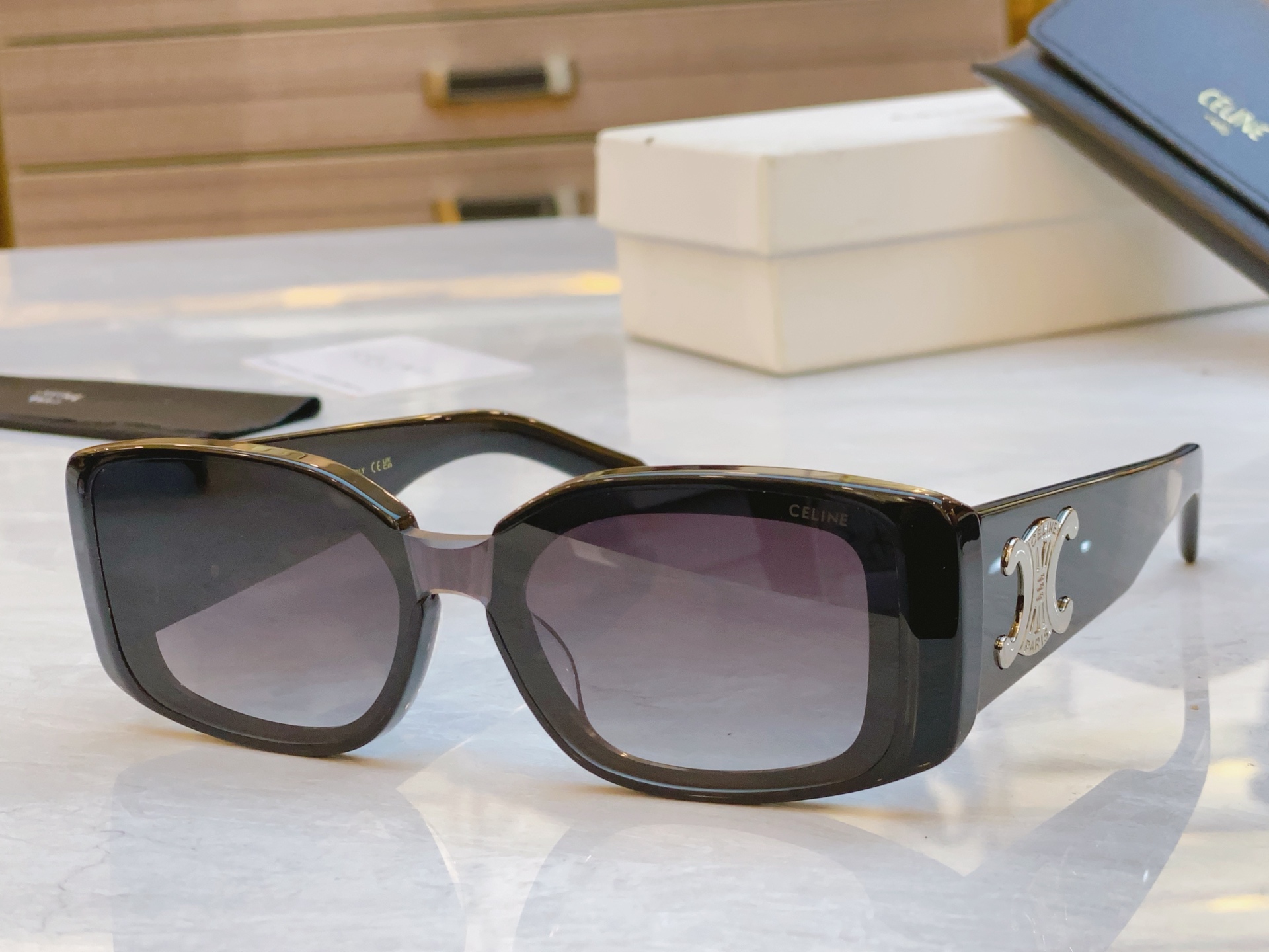，【CELIN*】赛*琳新款太阳镜， MODELCL42129U ，SIZE 52口20-145