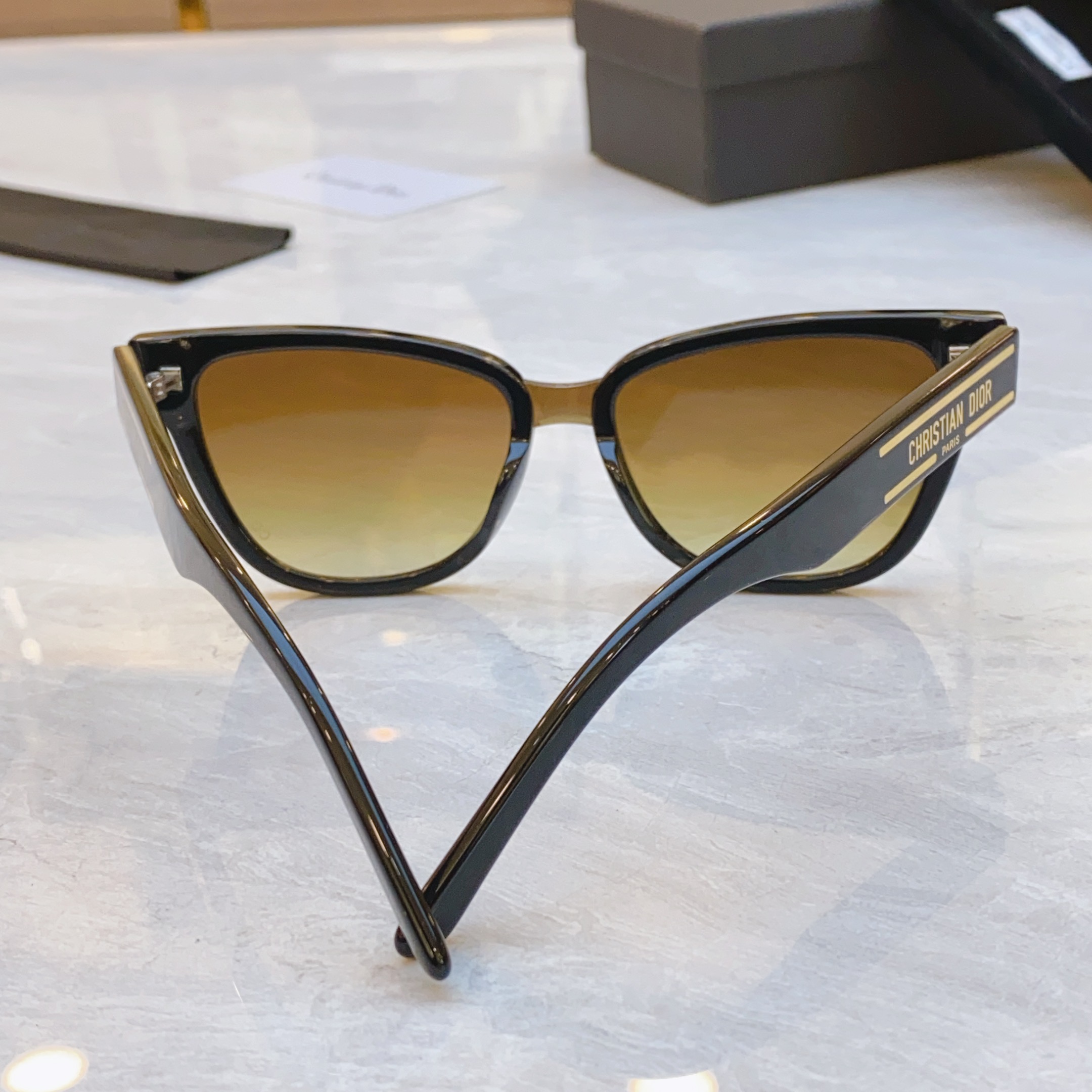 ，【DIO* 】迪*奥新款太阳镜，
MODEL：DSGTA31UCR，SIZE：54口18-145