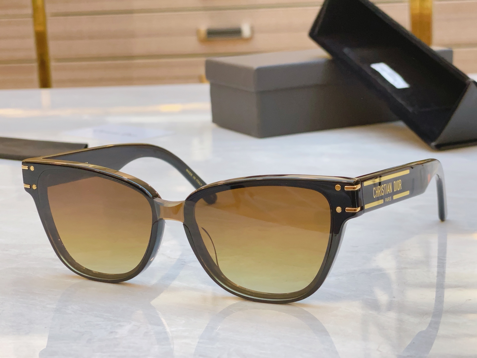 ，【DIO* 】迪*奥新款太阳镜，
MODEL：DSGTA31UCR，SIZE：54口18-145