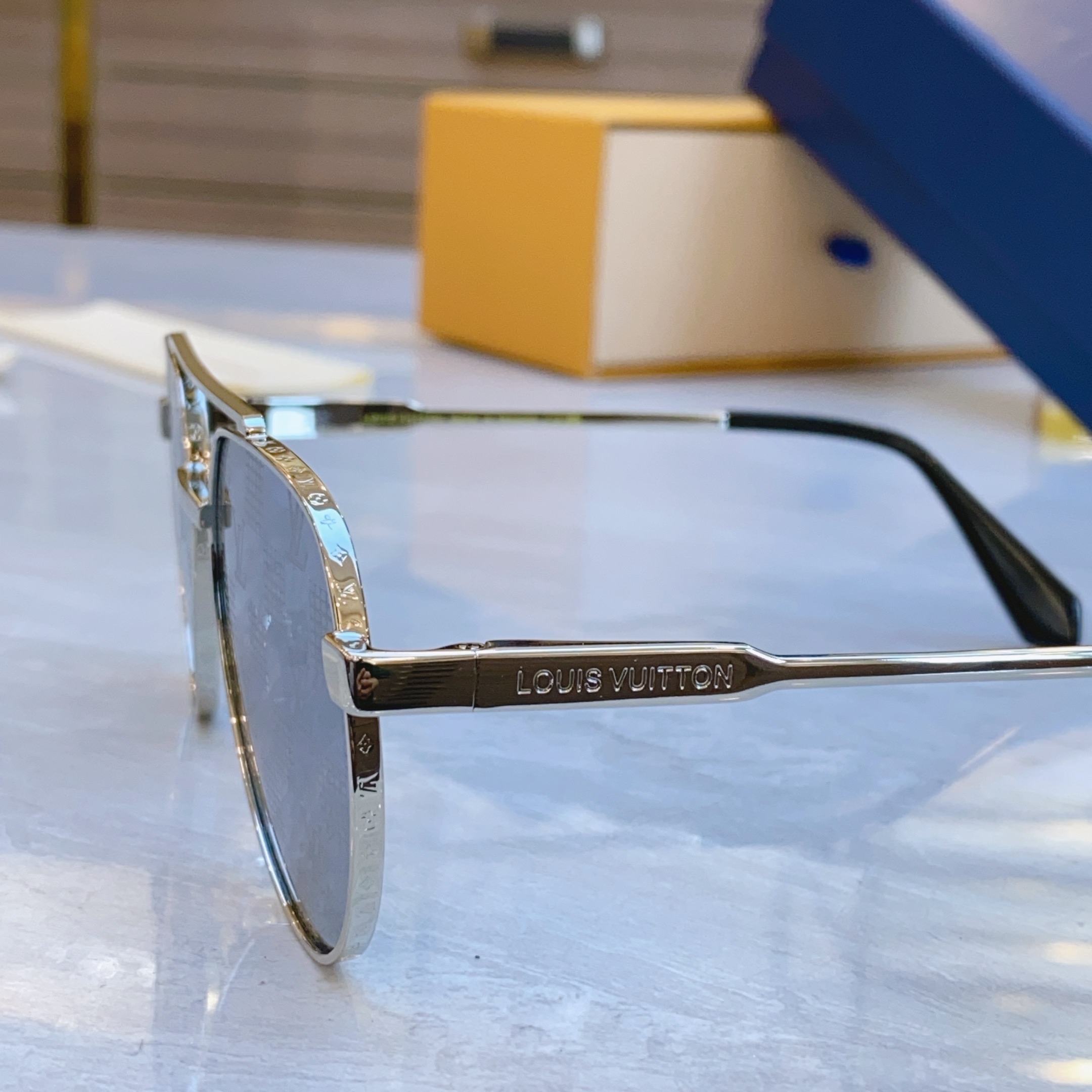 ，【LOUIS VUITTO*】路易*威登新款太阳镜，MODEL：Z2048U，SIZE：57口17-1