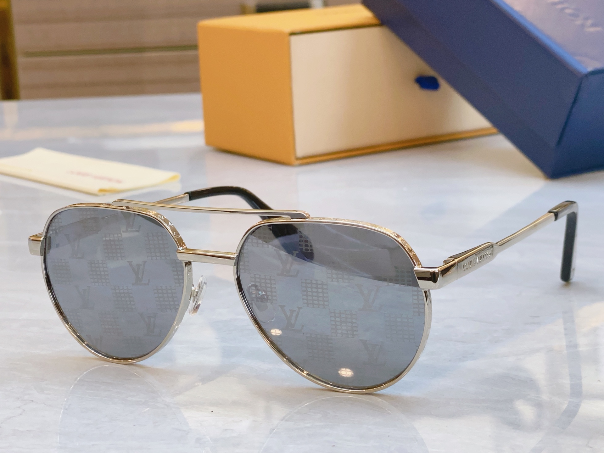 ，【LOUIS VUITTO*】路易*威登新款太阳镜，MODEL：Z2048U，SIZE：57口17-1
