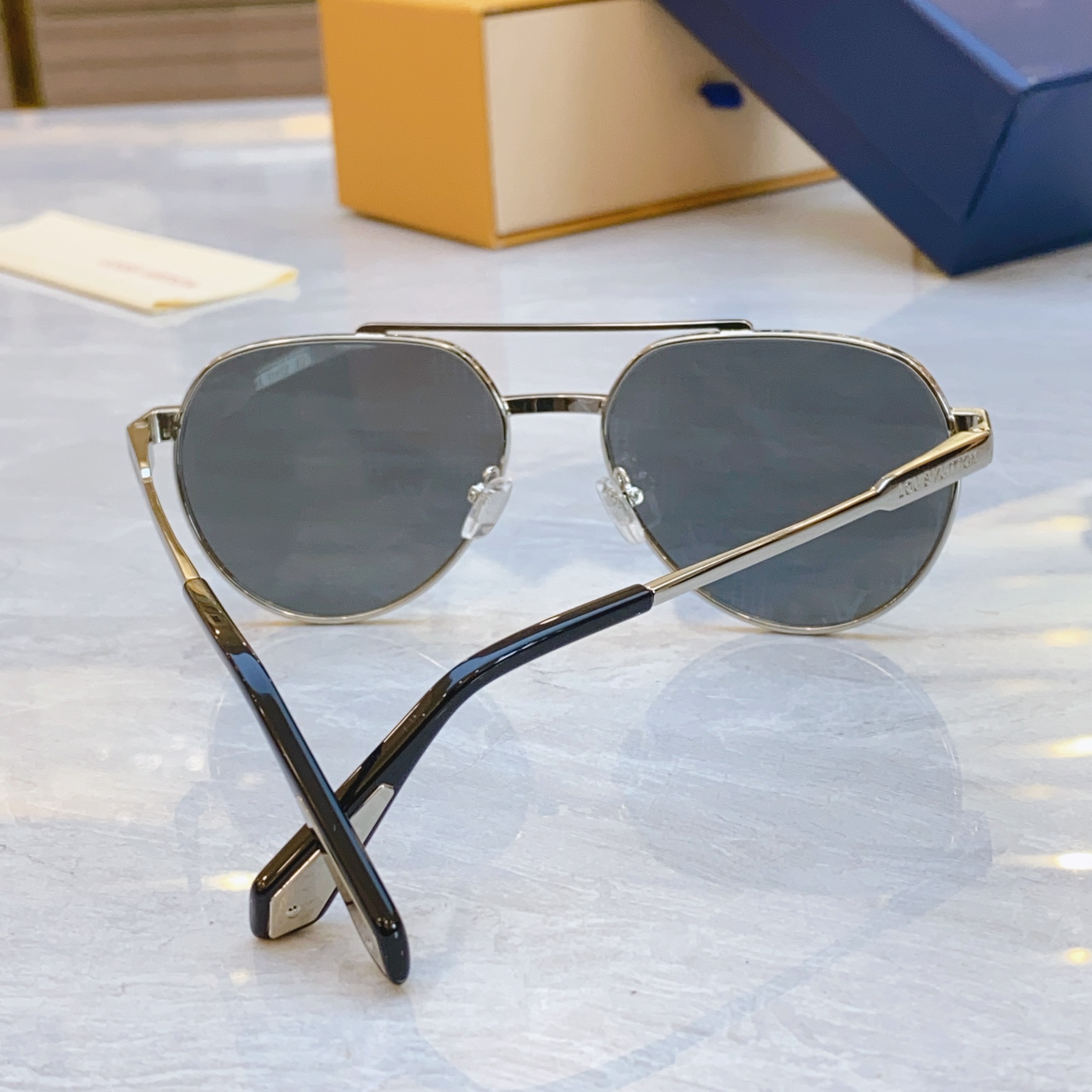 ，【LOUIS VUITTO*】路易*威登新款太阳镜，MODEL：Z2048U，SIZE：57口17-1