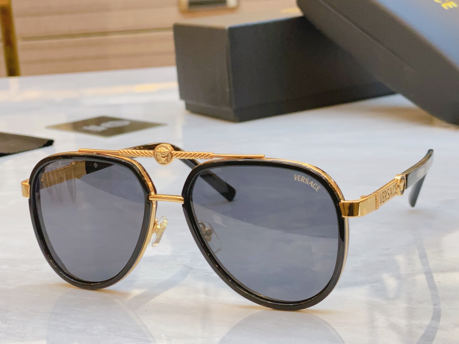 ，【VERSAC*】范思*哲新款太阳镜，MODEL：VE 6815，SIZE：58口17-142