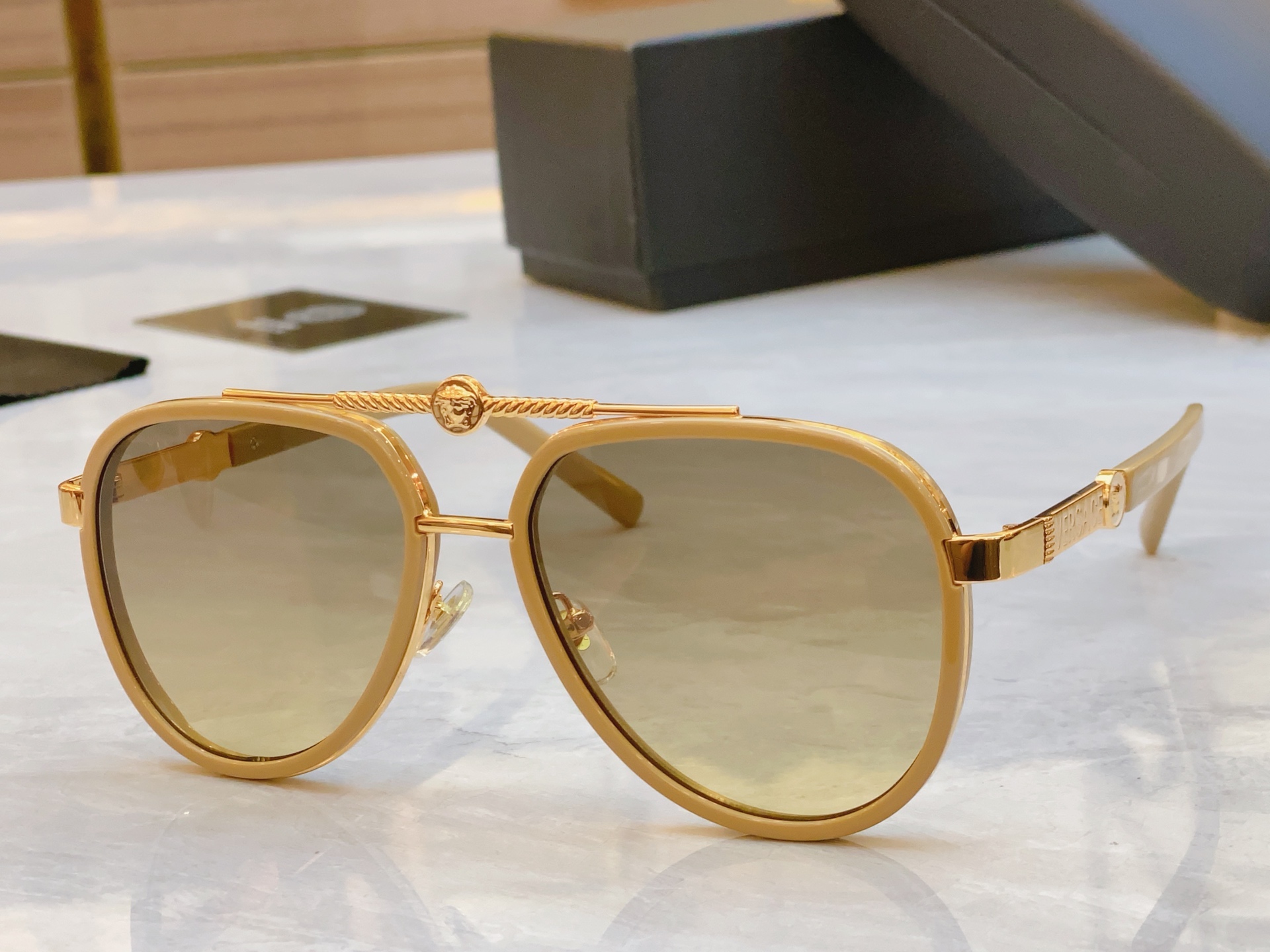 ，【VERSAC*】范思*哲新款太阳镜，MODEL：VE 6815，SIZE：58口17-142