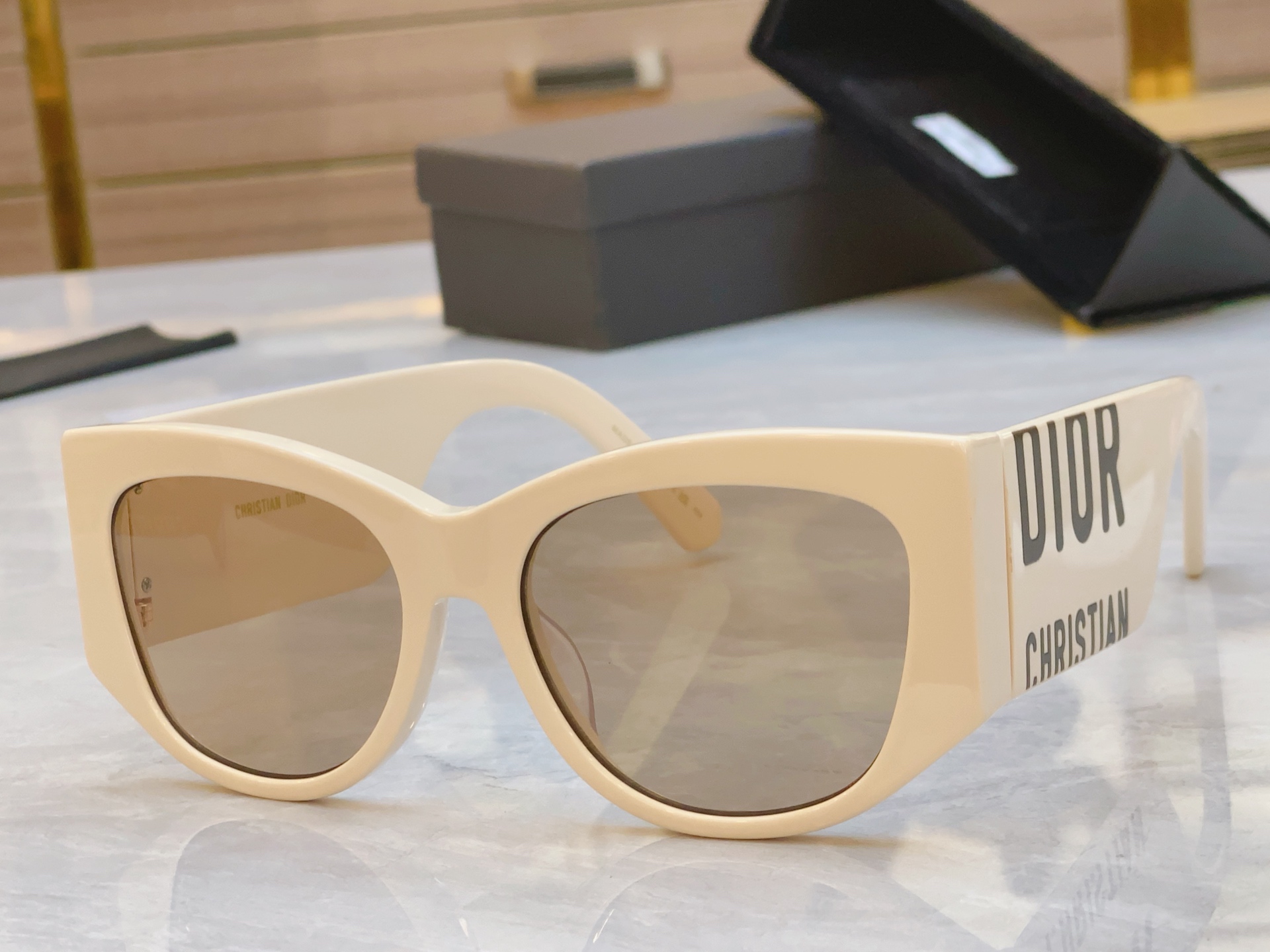 ，【DIO* 】迪*奥新款太阳镜，
MODEL：DIORMUITS1L，SIZE：56口18-145