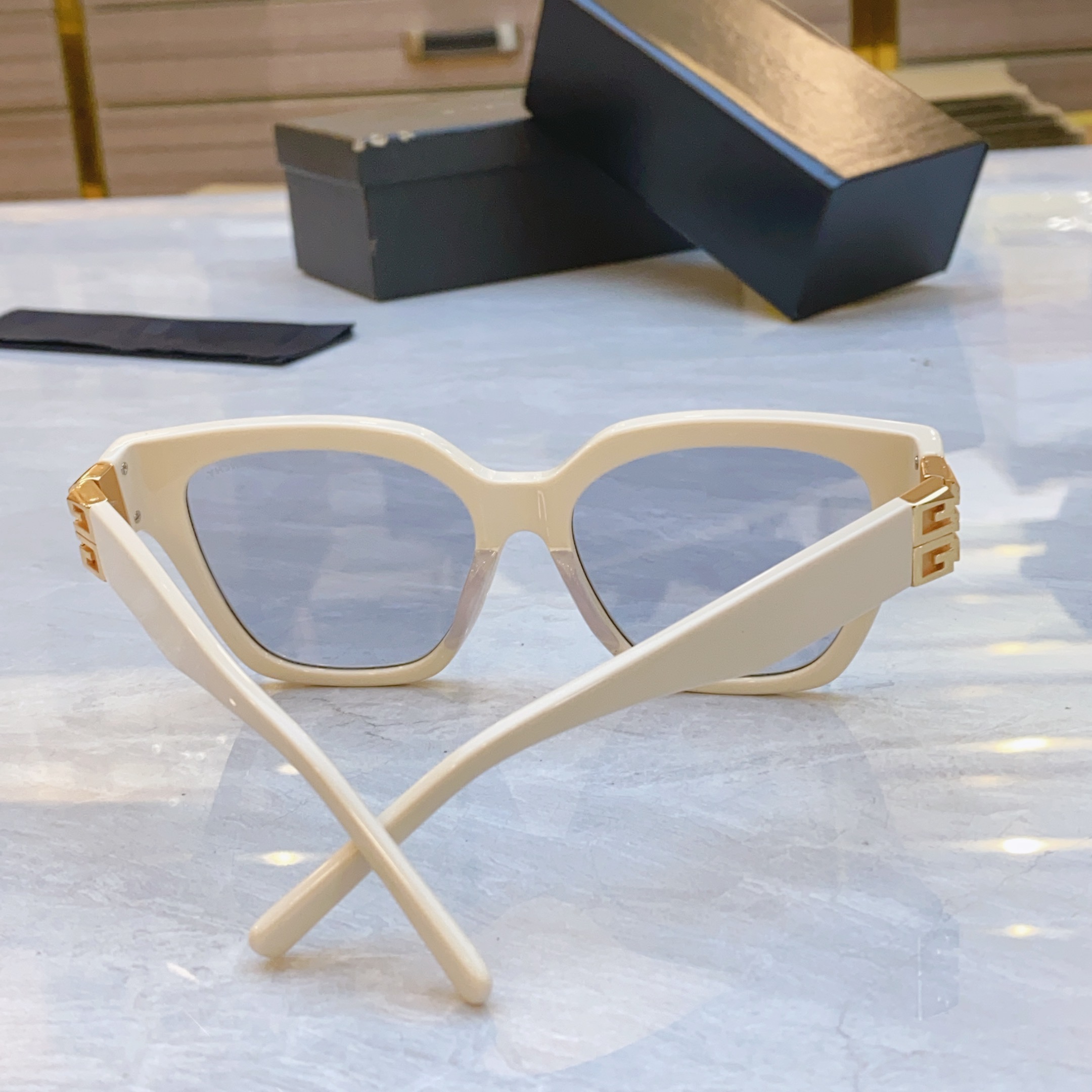 ，【GIVENCH*】纪梵*希新款太阳镜🕶️，MODEL：GV40037F，SIZE：56口17-135