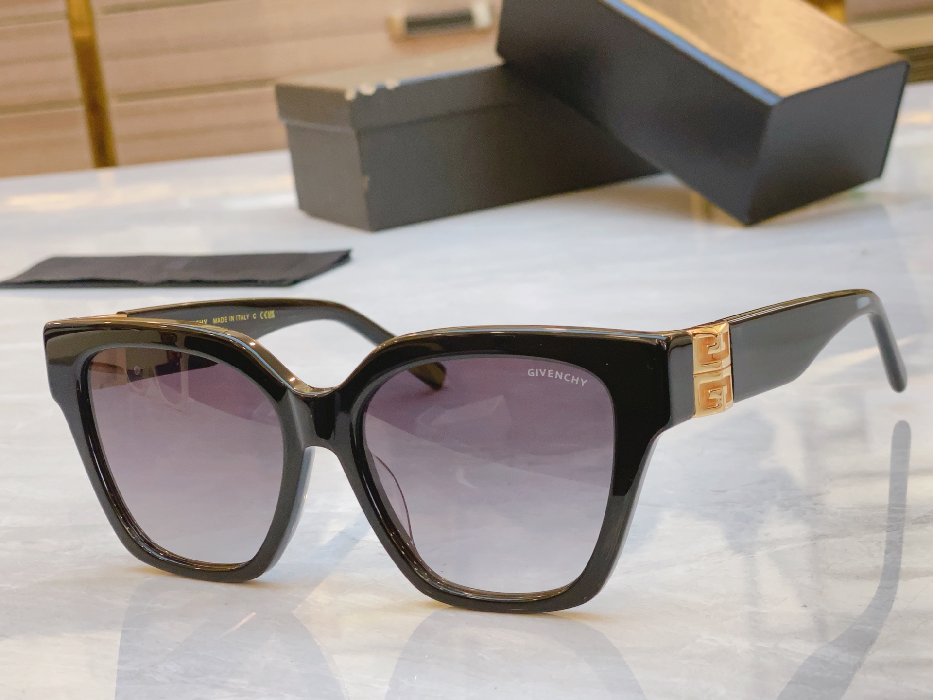 ，【GIVENCH*】纪梵*希新款太阳镜🕶️，MODEL：GV40037F，SIZE：56口17-135