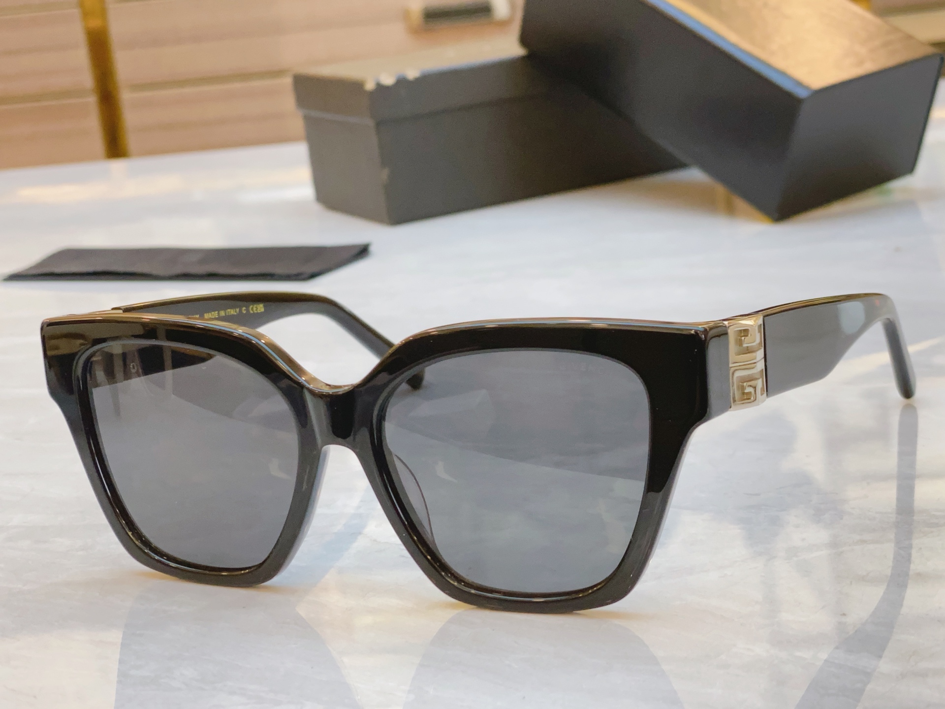 ，【GIVENCH*】纪梵*希新款太阳镜🕶️，MODEL：GV40037F，SIZE：56口17-135