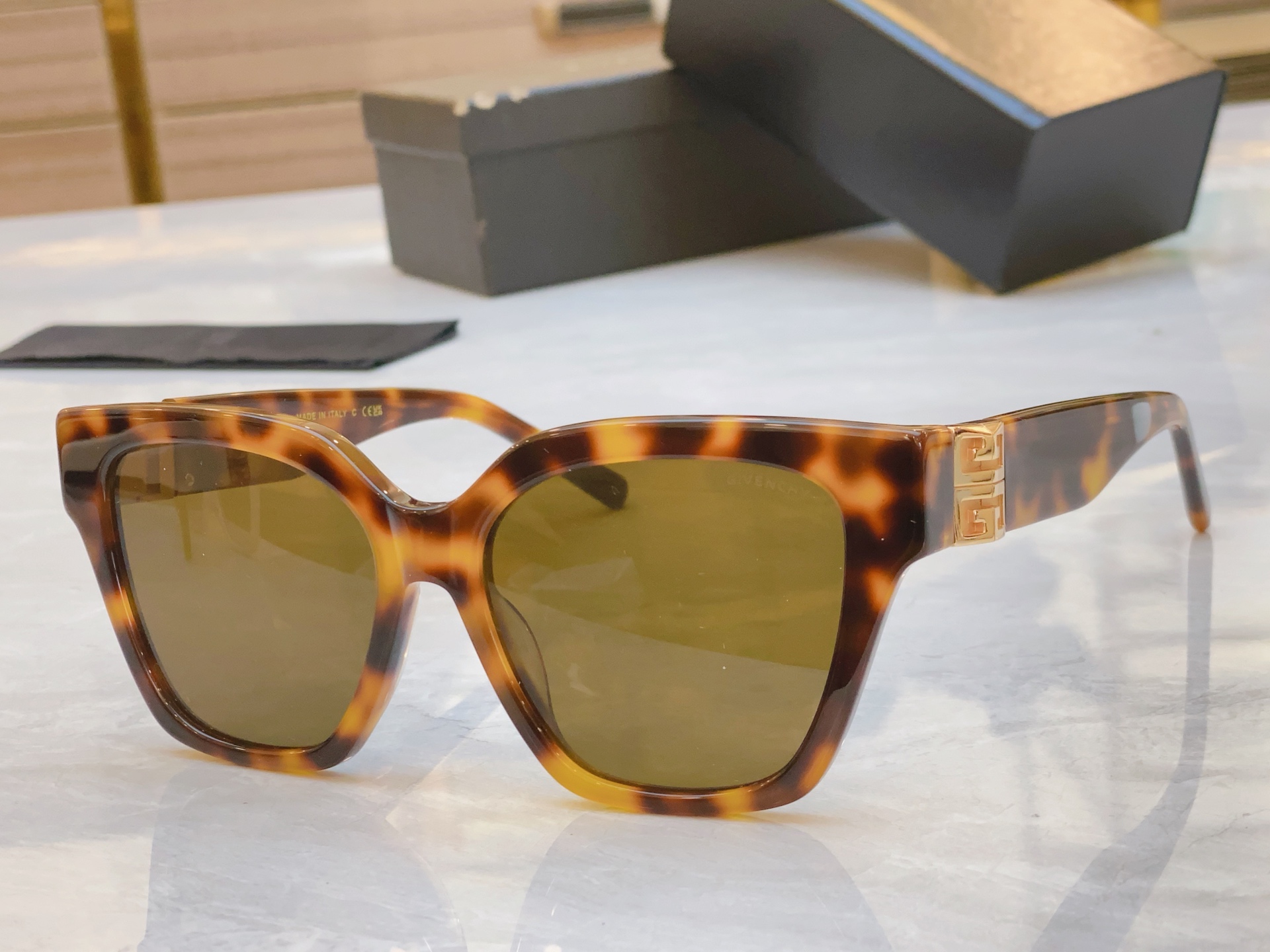 ，【GIVENCH*】纪梵*希新款太阳镜🕶️，MODEL：GV40037F，SIZE：56口17-135