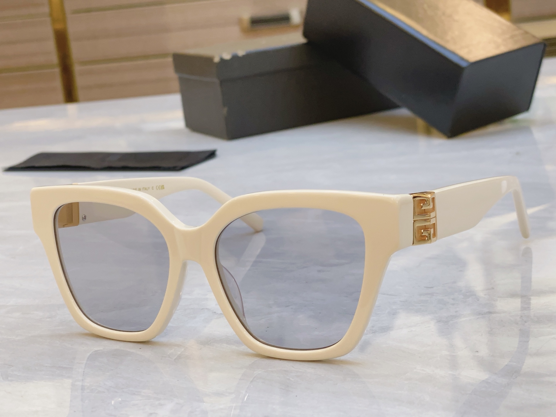 ，【GIVENCH*】纪梵*希新款太阳镜🕶️，MODEL：GV40037F，SIZE：56口17-135