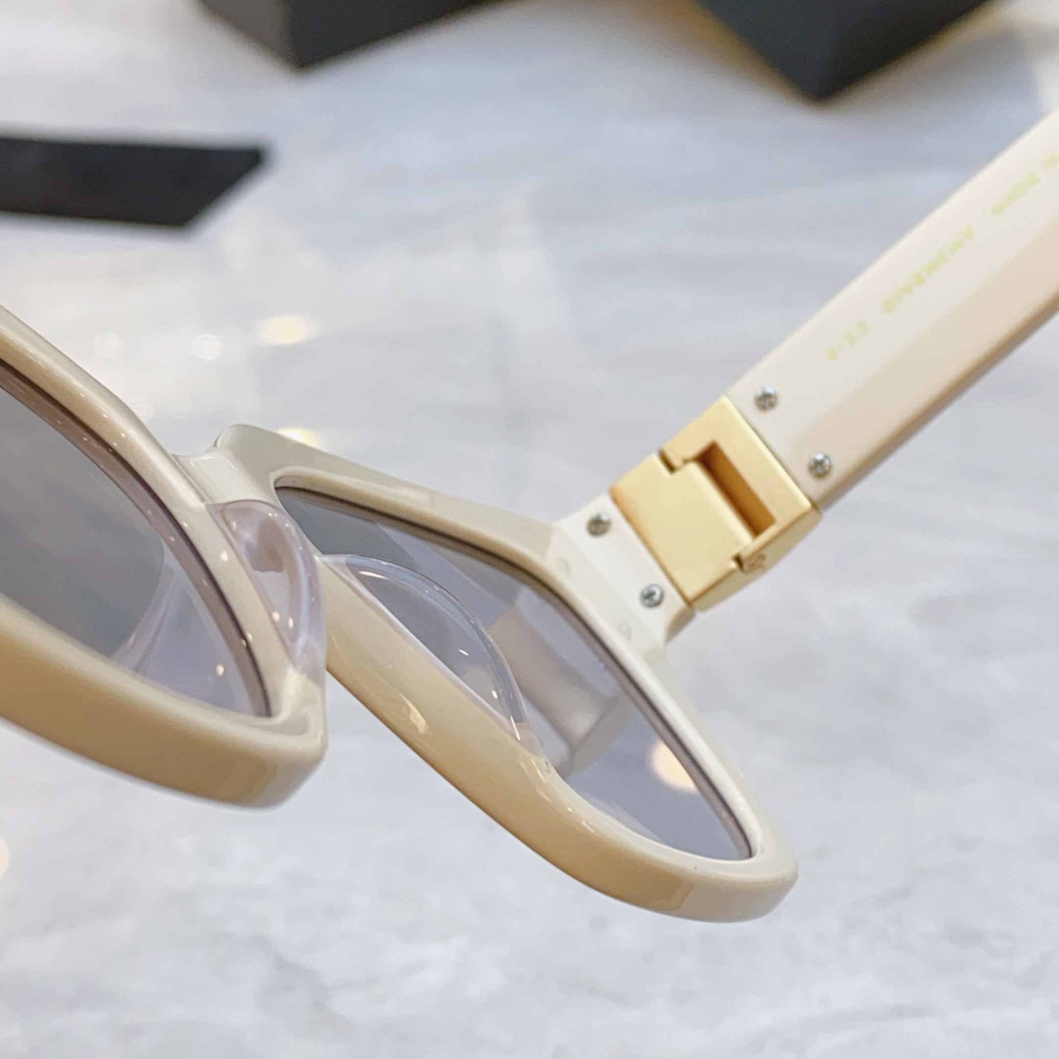 ，【GIVENCH*】纪梵*希新款太阳镜🕶️，MODEL：GV40037F，SIZE：56口17-135