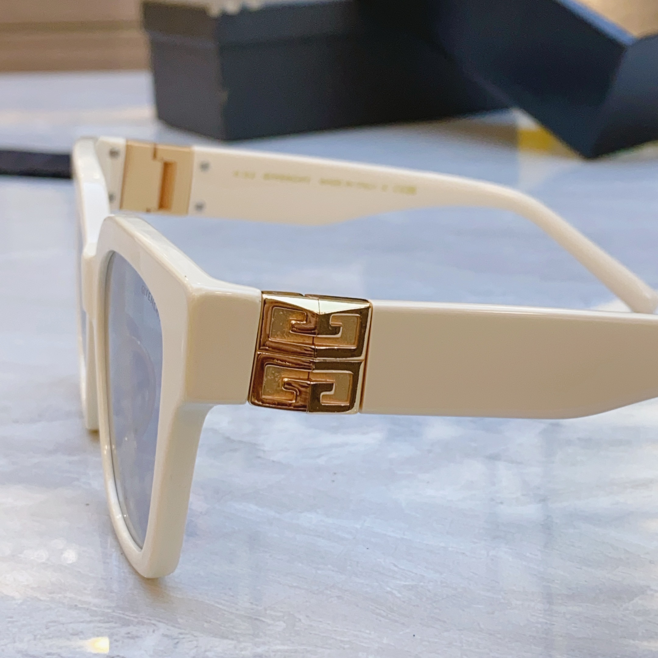 ，【GIVENCH*】纪梵*希新款太阳镜🕶️，MODEL：GV40037F，SIZE：56口17-135