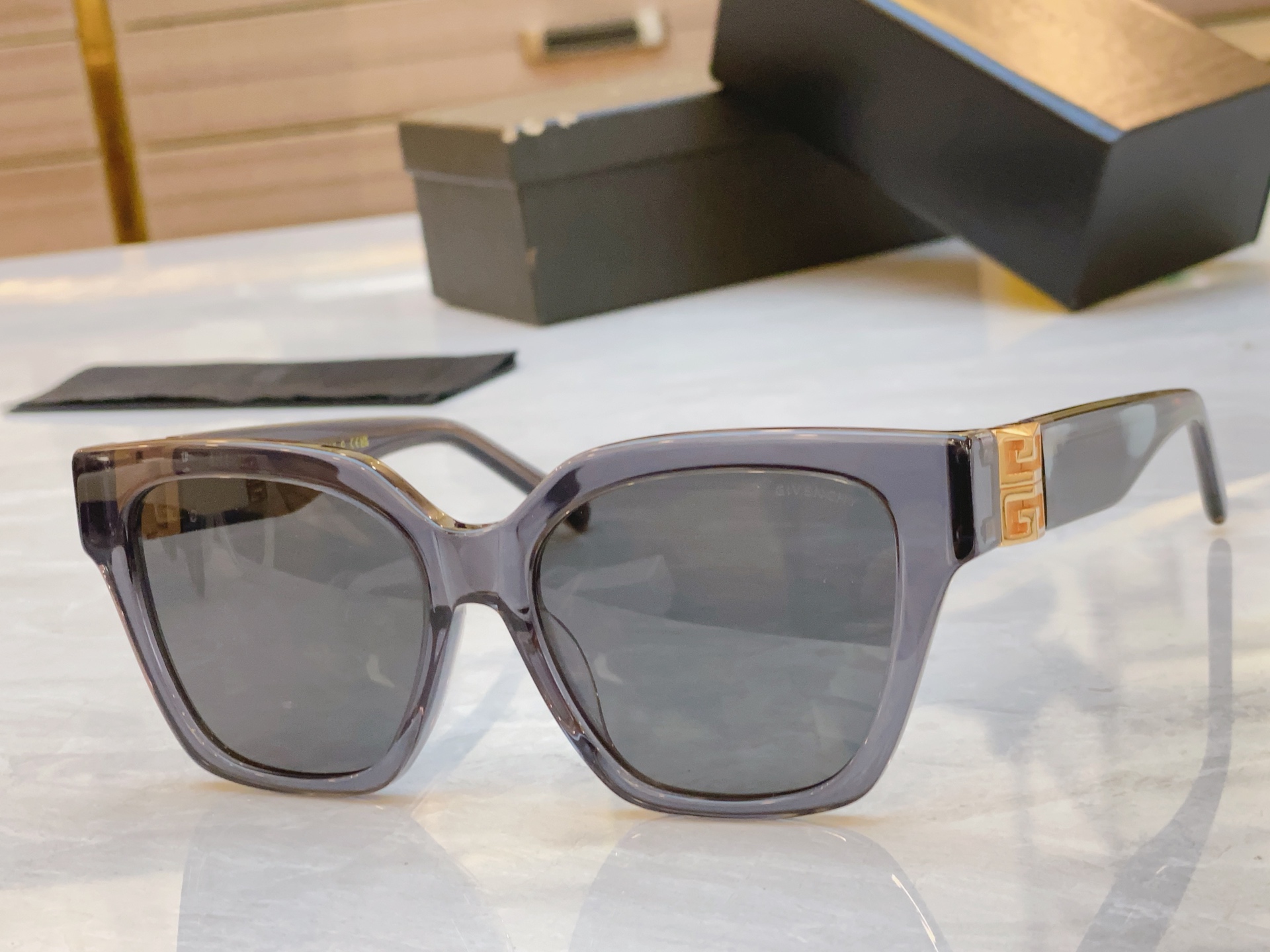 ，【GIVENCH*】纪梵*希新款太阳镜🕶️，MODEL：GV40037F，SIZE：56口17-135