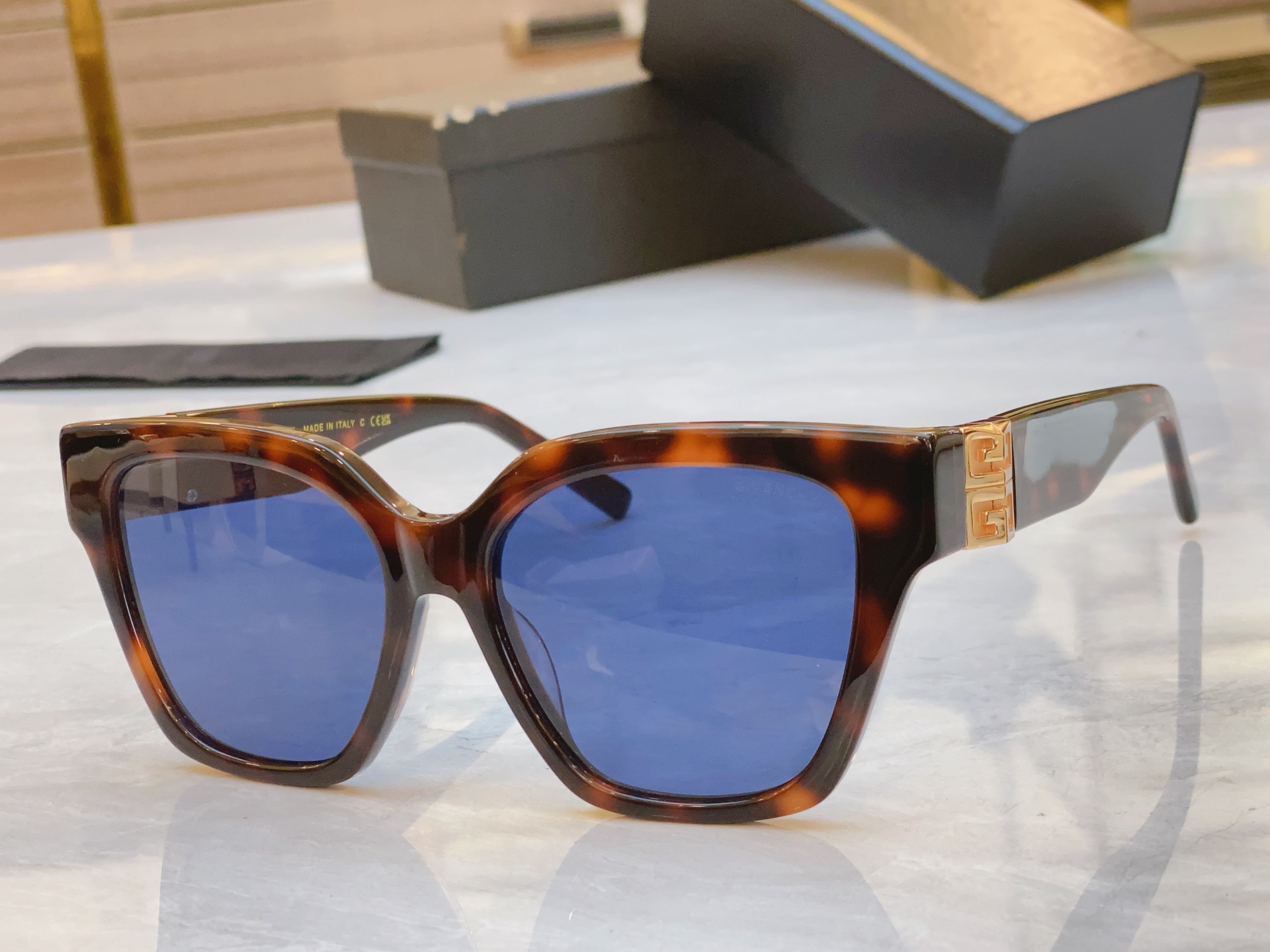 ，【GIVENCH*】纪梵*希新款太阳镜🕶️，MODEL：GV40037F，SIZE：56口17-135