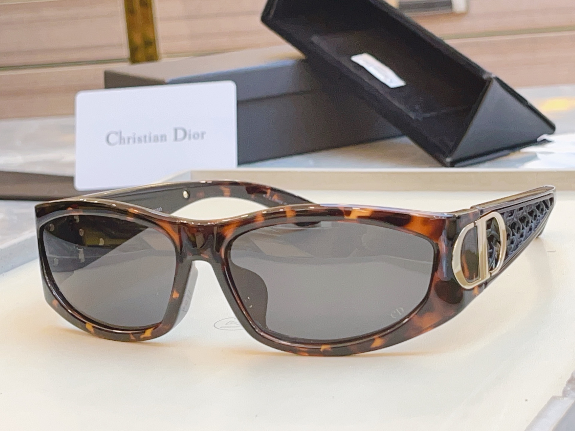 ，【DIO* 】迪*奥新款太阳镜🕶️，高版本✨，MODEL：VeryDior S3F，SIZE：61口1