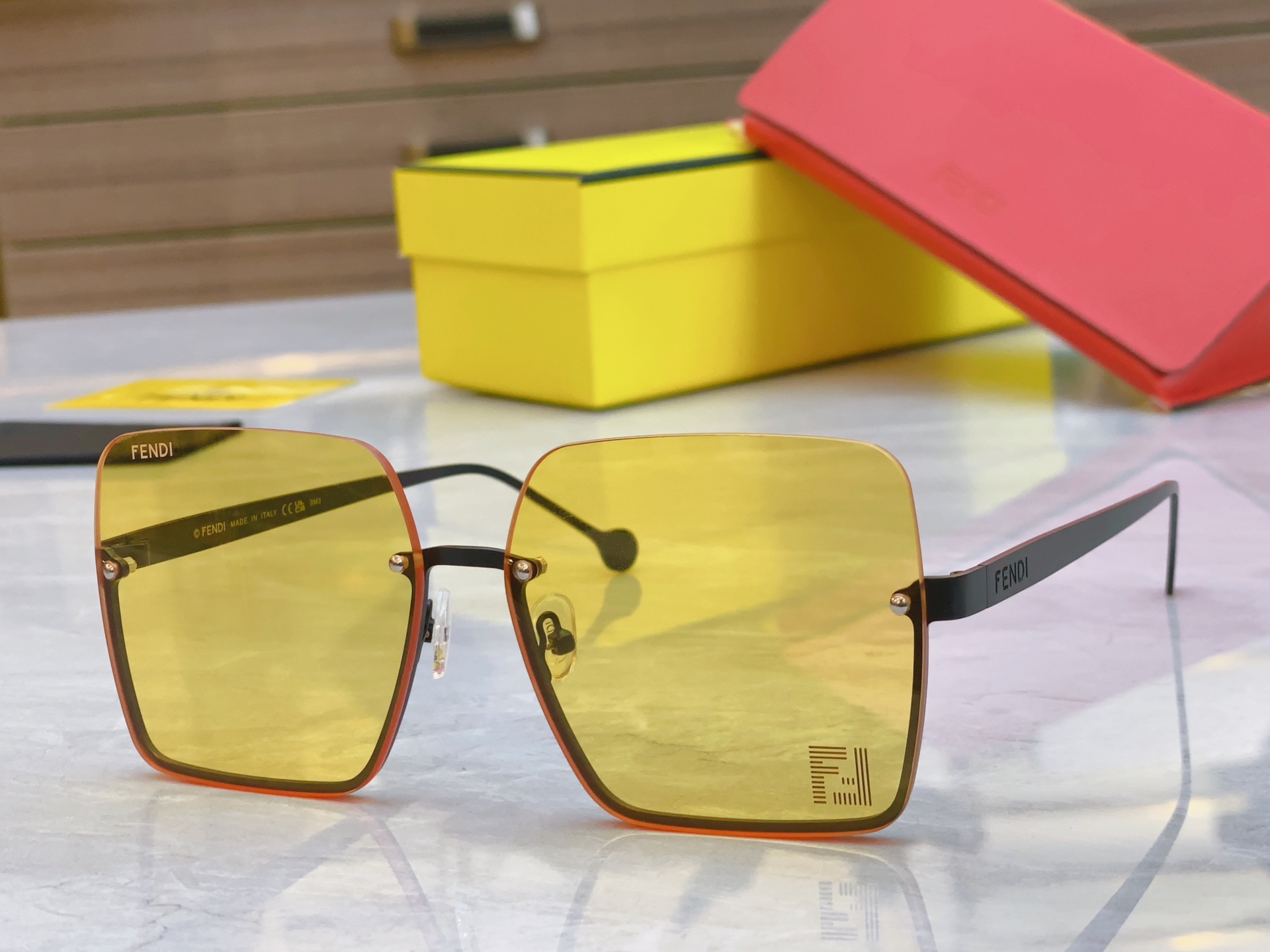 ，【FEN*】芬*迪新款太阳镜🕶️，
MODEL：FE4077，SIZE：61口18-143