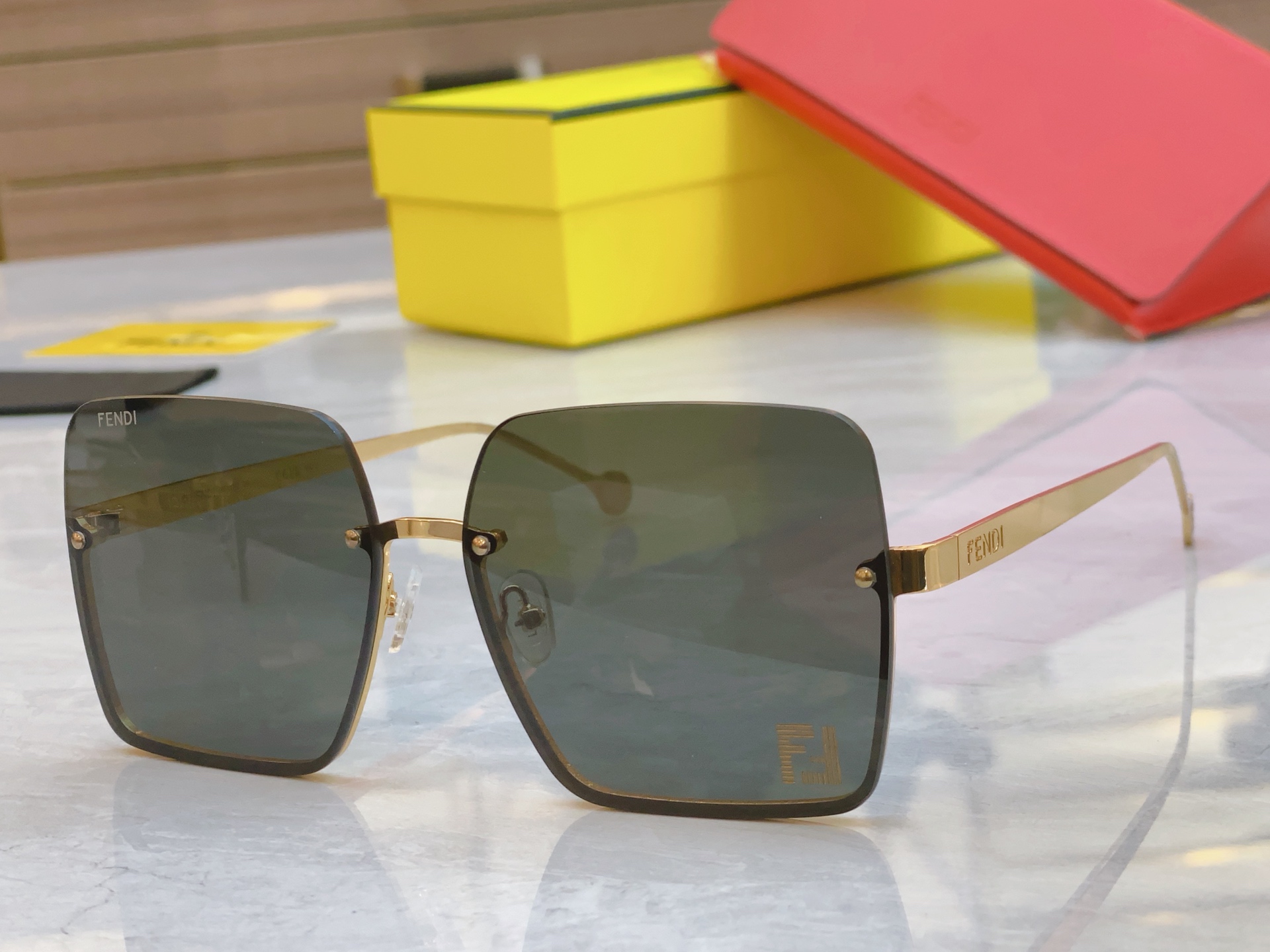 ，【FEN*】芬*迪新款太阳镜🕶️，
MODEL：FE4077，SIZE：61口18-143