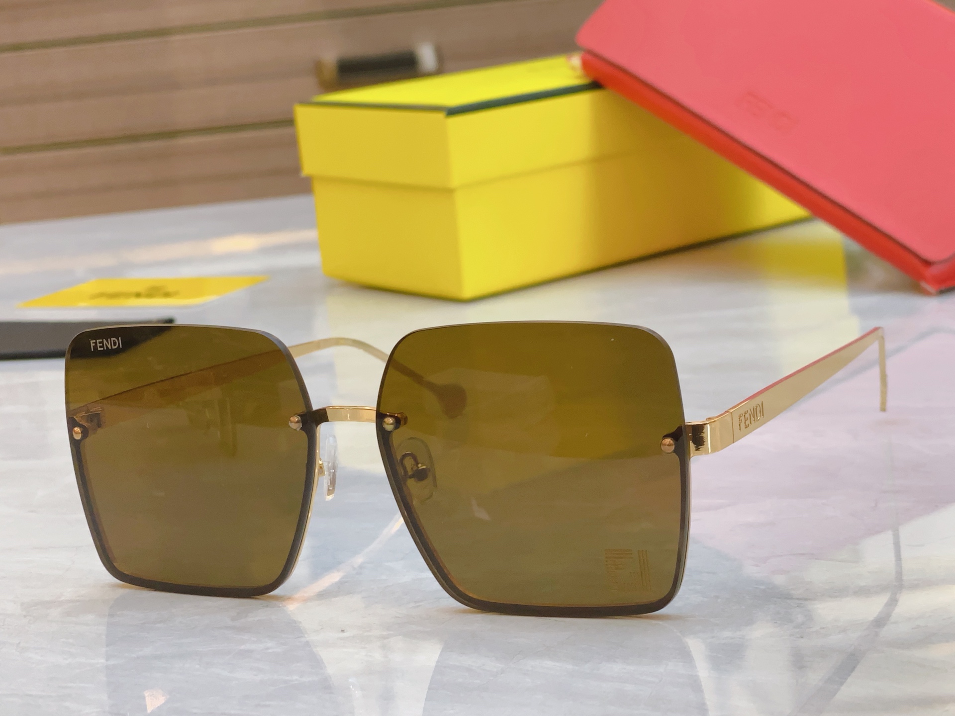 ，【FEN*】芬*迪新款太阳镜🕶️，
MODEL：FE4077，SIZE：61口18-143