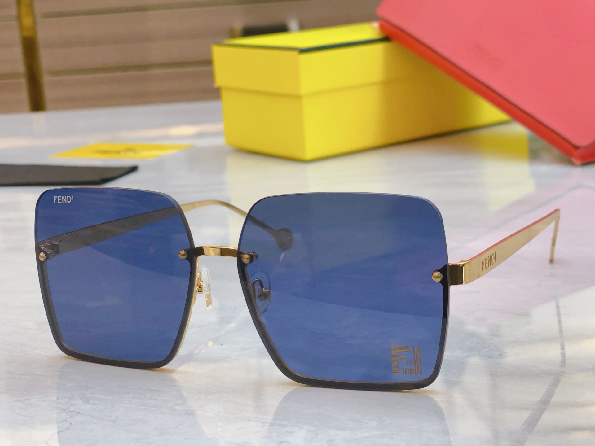 ，【FEN*】芬*迪新款太阳镜🕶️，
MODEL：FE4077，SIZE：61口18-143