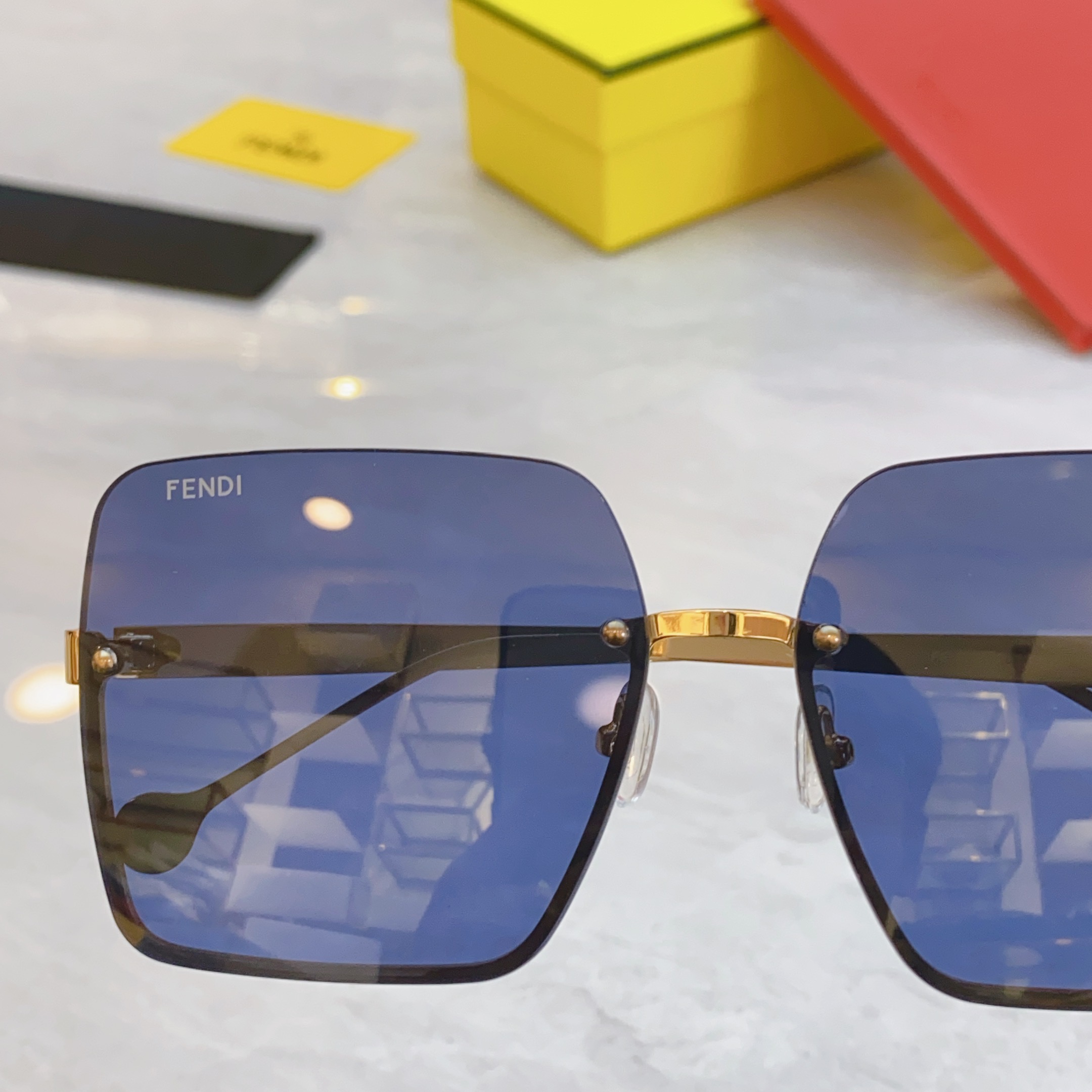 ，【FEN*】芬*迪新款太阳镜🕶️，
MODEL：FE4077，SIZE：61口18-143